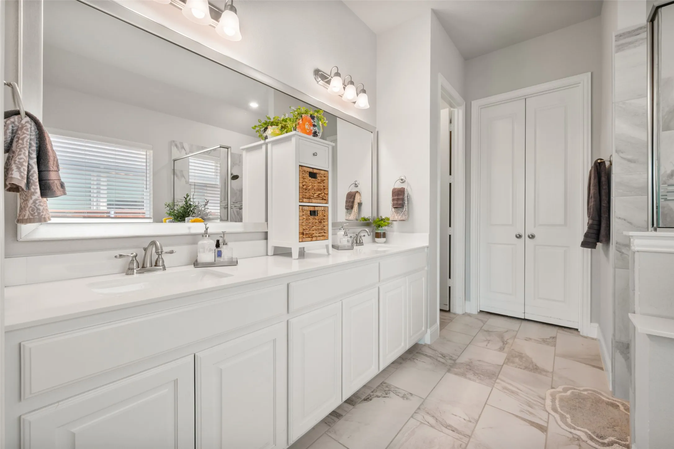 Single Family Residence For Sale in Tarrant County , 1921 Middleton Drive, Mansfield, Texas 76063, 4 Bedroom, 3 Bathroom, 2 Garage spaces, 2,921 Sqft, built in 2019, mls#21138456, Real Estate Agent in Mansfield, Homes For Sale in Tarrant county, Homes For Sale in Mansfield, Realtor in Mansfield Texas, Real Estate Brokerage Independent Realty Texas, Luminita Cordes Realtor