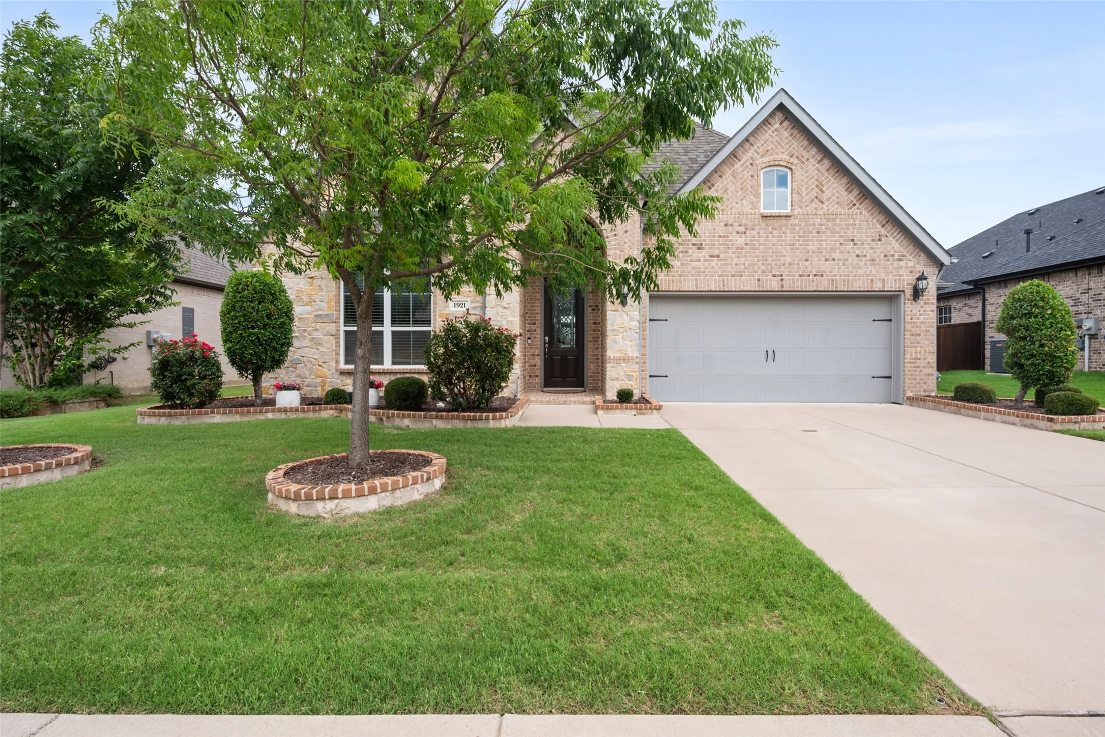 Single Family Residence For Sale in Tarrant County , 1921 Middleton Drive, Mansfield, Texas 76063, 4 Bedroom, 3 Bathroom, 2 Garage spaces, 2,921 Sqft, built in 2019, mls#21138456, Real Estate Agent in Mansfield, Homes For Sale in Tarrant county, Homes For Sale in Mansfield, Realtor in Mansfield Texas, Real Estate Brokerage Independent Realty Texas, Luminita Cordes Realtor