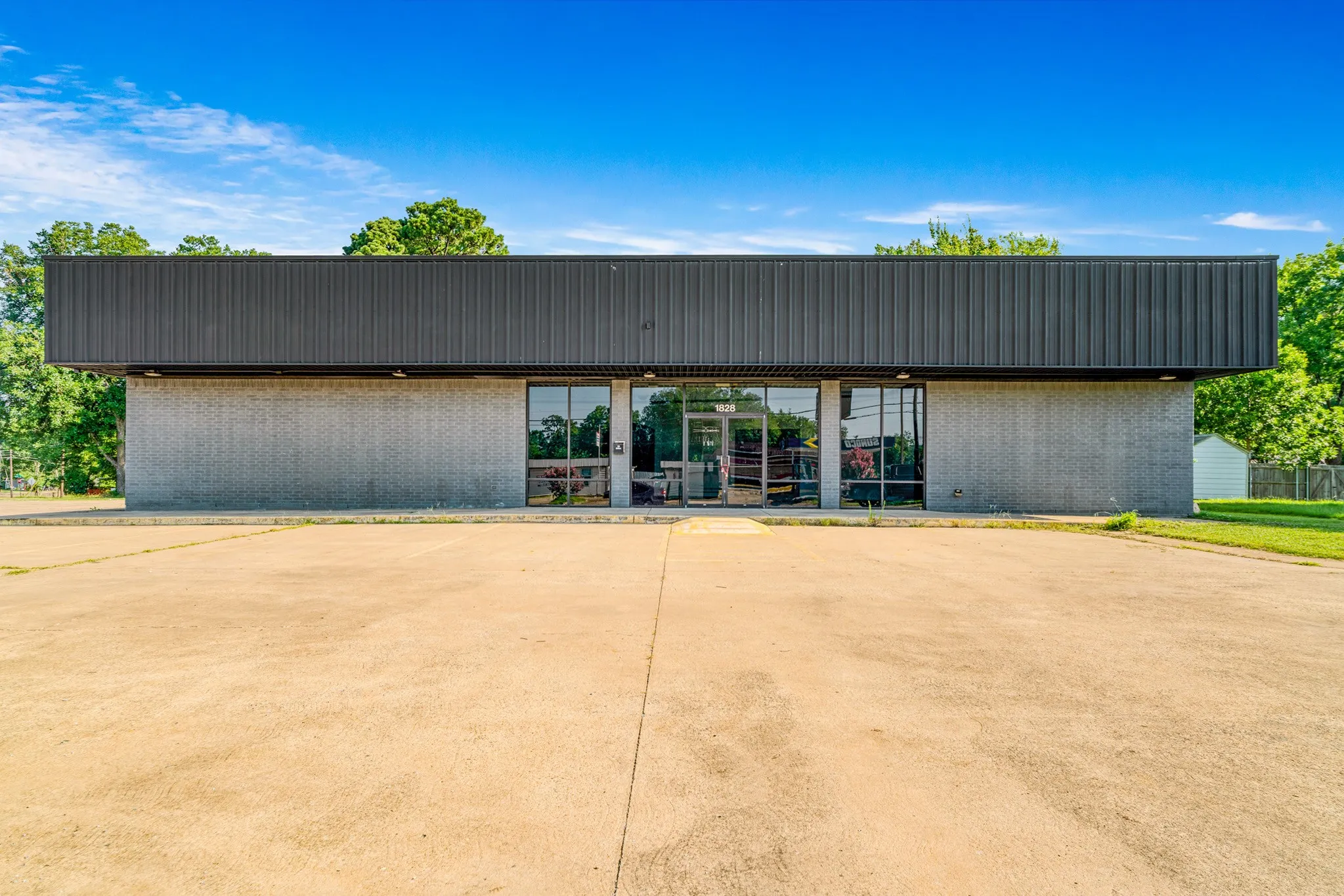 Business For Sale in Lamar County , 1828 Bonham Street, Paris, Texas 75460, 0, 0, Garage spaces, 0 Sqft, built in 2002, mls#21322093, Real Estate Agent in Paris, Homes For Sale in Lamar county, Homes For Sale in Paris, Realtor in Paris Texas, Real Estate Brokerage Independent Realty Texas, Luminita Cordes Realtor