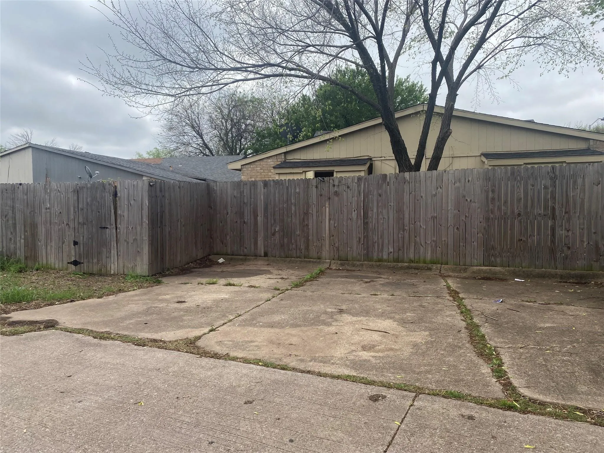Duplex For Rent in Tarrant County , 2425 Limestone Drive, Arlington, Texas 76014, 2 Bedroom, 1 Bathroom, Garage spaces, 1,036 Sqft, built in 1983, mls#21322199, Real Estate Agent in Arlington, Homes For Rent in Tarrant county, Homes For Rent in Arlington, Realtor in Arlington Texas, Real Estate Brokerage Independent Realty Texas, Luminita Cordes Realtor