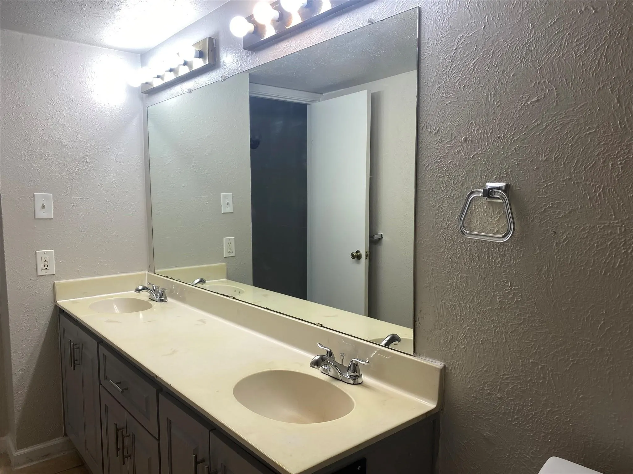 Duplex For Rent in Tarrant County , 2425 Limestone Drive, Arlington, Texas 76014, 2 Bedroom, 1 Bathroom, Garage spaces, 1,036 Sqft, built in 1983, mls#21322199, Real Estate Agent in Arlington, Homes For Rent in Tarrant county, Homes For Rent in Arlington, Realtor in Arlington Texas, Real Estate Brokerage Independent Realty Texas, Luminita Cordes Realtor