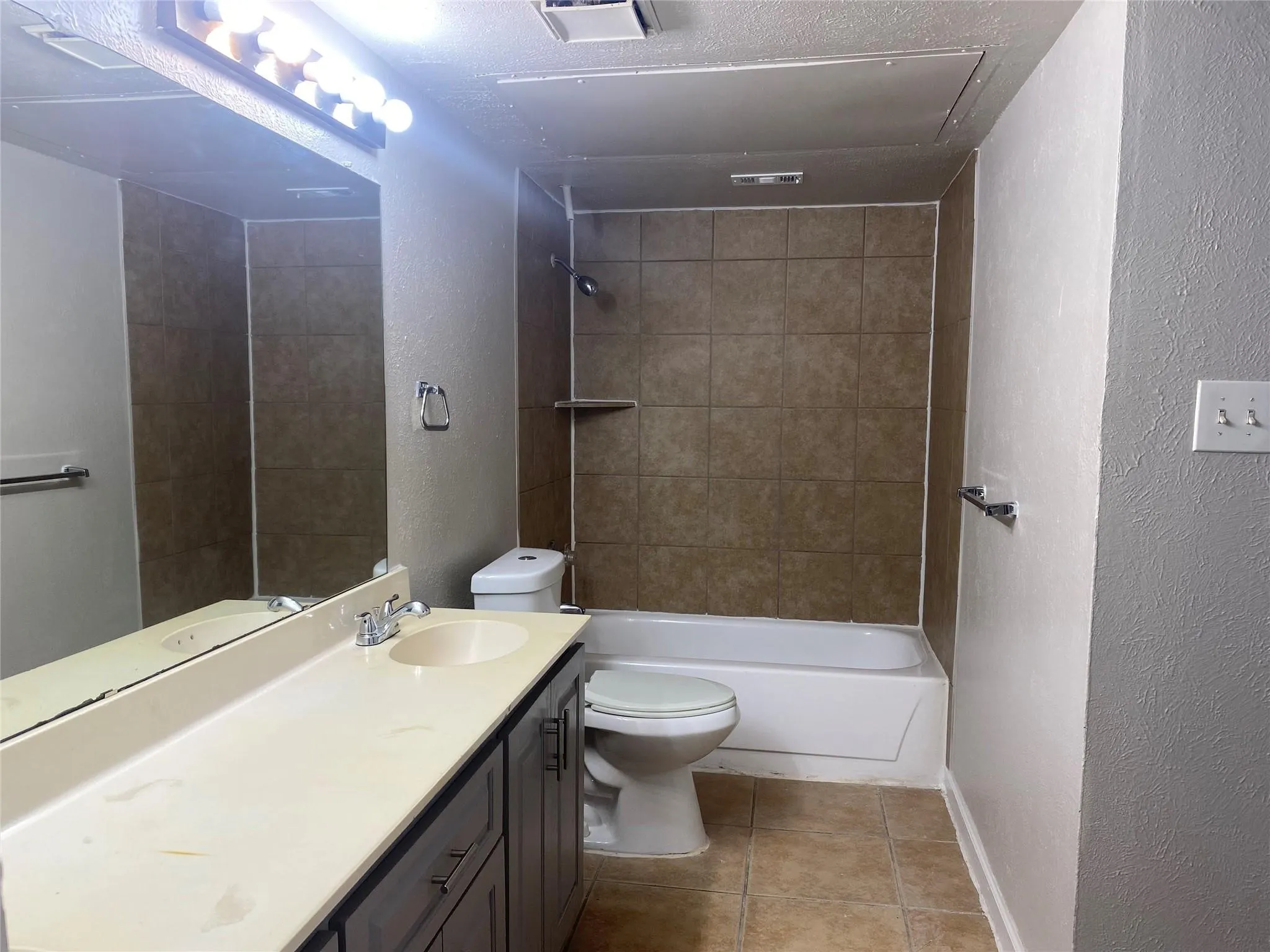 Duplex For Rent in Tarrant County , 2425 Limestone Drive, Arlington, Texas 76014, 2 Bedroom, 1 Bathroom, Garage spaces, 1,036 Sqft, built in 1983, mls#21322199, Real Estate Agent in Arlington, Homes For Rent in Tarrant county, Homes For Rent in Arlington, Realtor in Arlington Texas, Real Estate Brokerage Independent Realty Texas, Luminita Cordes Realtor