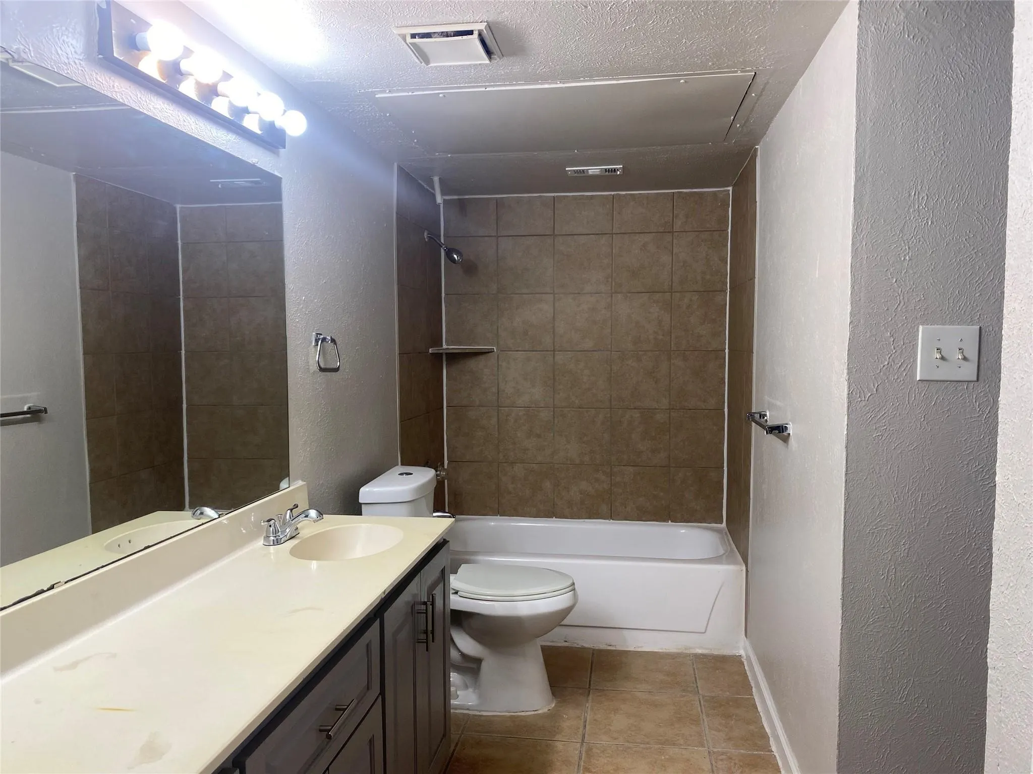 Duplex For Rent in Tarrant County , 2425 Limestone Drive, Arlington, Texas 76014, 2 Bedroom, 1 Bathroom, Garage spaces, 1,036 Sqft, built in 1983, mls#21322199, Real Estate Agent in Arlington, Homes For Rent in Tarrant county, Homes For Rent in Arlington, Realtor in Arlington Texas, Real Estate Brokerage Independent Realty Texas, Luminita Cordes Realtor