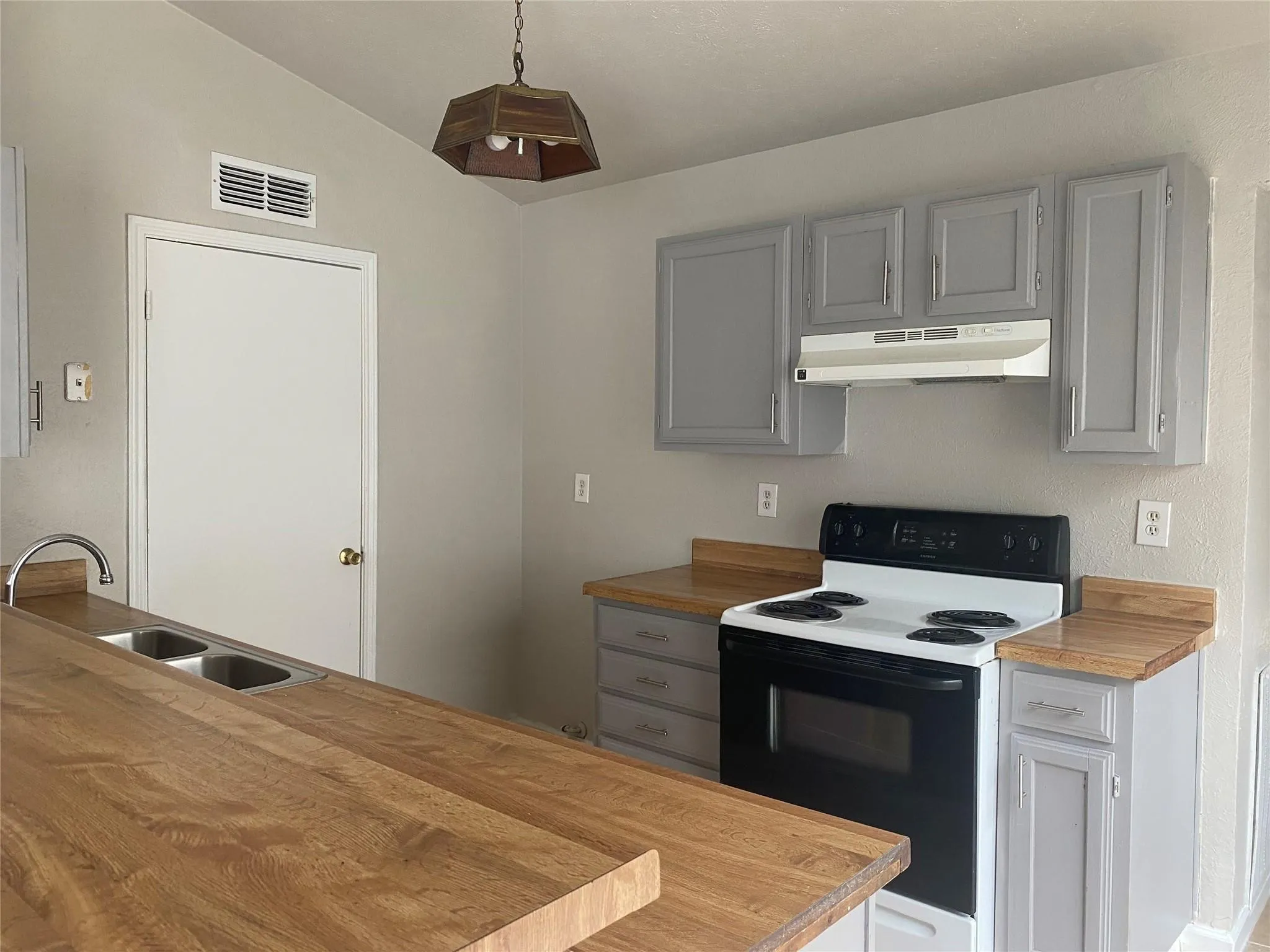 Duplex For Rent in Tarrant County , 2425 Limestone Drive, Arlington, Texas 76014, 2 Bedroom, 1 Bathroom, Garage spaces, 1,036 Sqft, built in 1983, mls#21322199, Real Estate Agent in Arlington, Homes For Rent in Tarrant county, Homes For Rent in Arlington, Realtor in Arlington Texas, Real Estate Brokerage Independent Realty Texas, Luminita Cordes Realtor