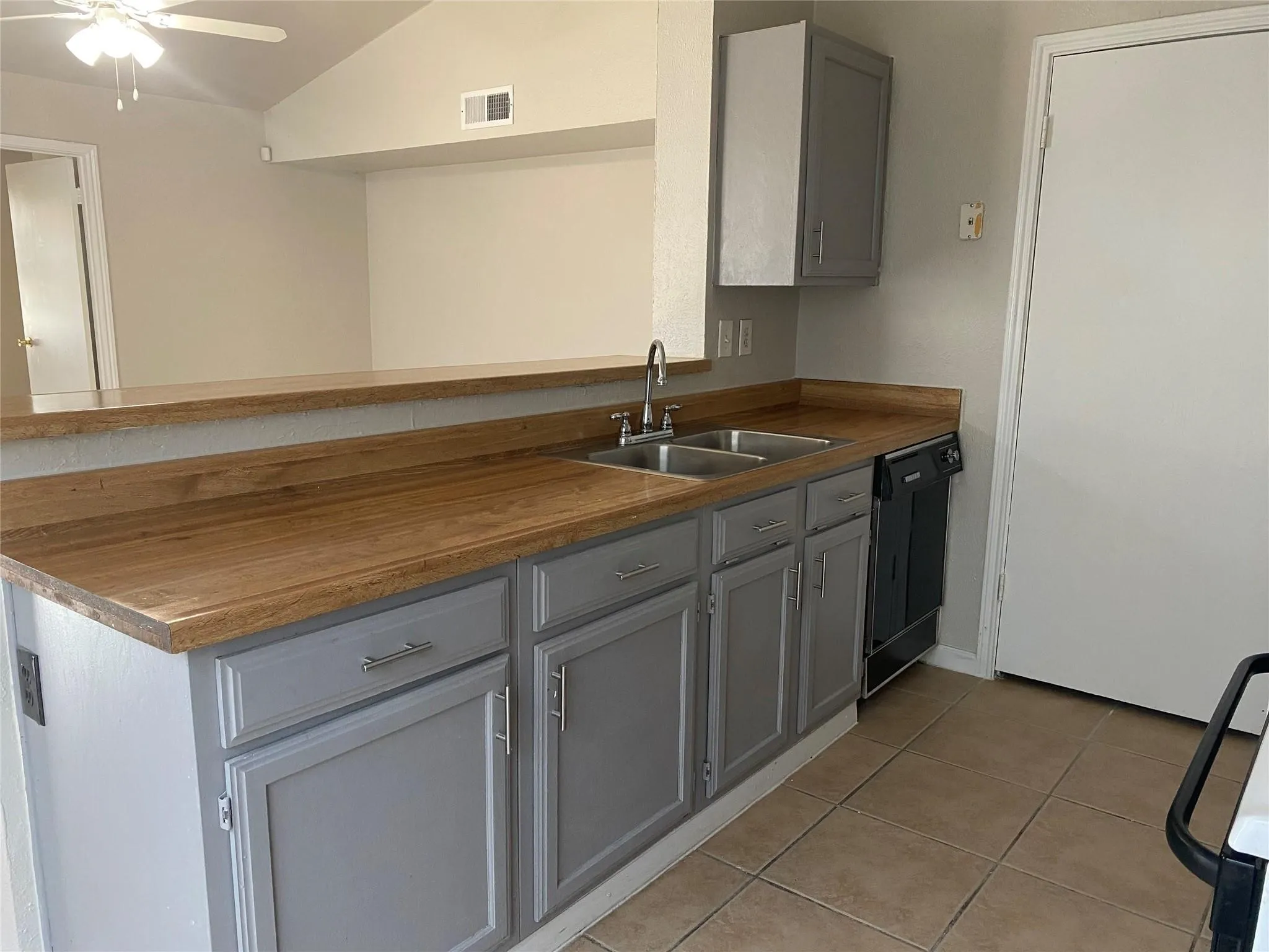 Duplex For Rent in Tarrant County , 2425 Limestone Drive, Arlington, Texas 76014, 2 Bedroom, 1 Bathroom, Garage spaces, 1,036 Sqft, built in 1983, mls#21322199, Real Estate Agent in Arlington, Homes For Rent in Tarrant county, Homes For Rent in Arlington, Realtor in Arlington Texas, Real Estate Brokerage Independent Realty Texas, Luminita Cordes Realtor