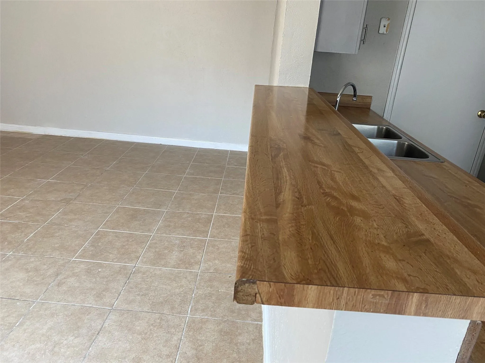 Duplex For Rent in Tarrant County , 2425 Limestone Drive, Arlington, Texas 76014, 2 Bedroom, 1 Bathroom, Garage spaces, 1,036 Sqft, built in 1983, mls#21322199, Real Estate Agent in Arlington, Homes For Rent in Tarrant county, Homes For Rent in Arlington, Realtor in Arlington Texas, Real Estate Brokerage Independent Realty Texas, Luminita Cordes Realtor