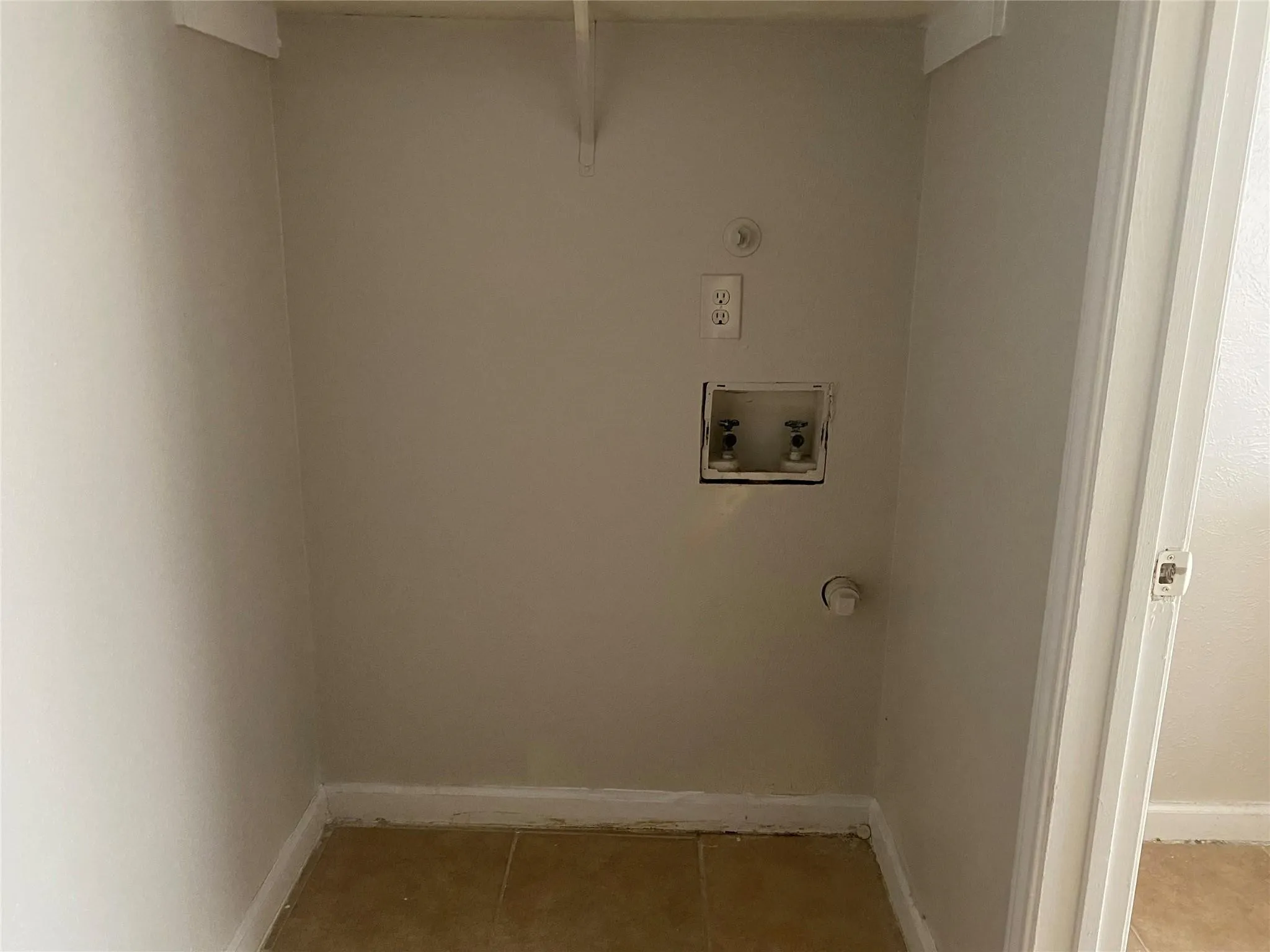 Duplex For Rent in Tarrant County , 2425 Limestone Drive, Arlington, Texas 76014, 2 Bedroom, 1 Bathroom, Garage spaces, 1,036 Sqft, built in 1983, mls#21322199, Real Estate Agent in Arlington, Homes For Rent in Tarrant county, Homes For Rent in Arlington, Realtor in Arlington Texas, Real Estate Brokerage Independent Realty Texas, Luminita Cordes Realtor
