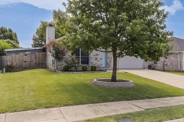 Single Family Residence For Sale in Ellis County , 1230 Misty Drive, Midlothian, Texas 76065, 3 Bedrooms, 2 Bathrooms, 2 Garage spaces, 1,548 Sqft, built in 2001, Price $299,000, mls#21321856, Real Estate Agent in Midlothian, Homes For Sale in Ellis county, Homes For Sale in Midlothian, Realtor in Midlothian Texas, Real Estate Brokerage Independent Realty Texas, Luminita Cordes Realtor