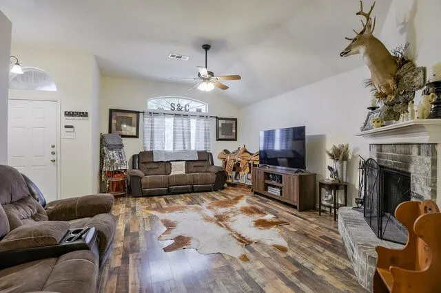 Single Family Residence For Sale in Ellis County , 1230 Misty Drive, Midlothian, Texas 76065, 3 Bedrooms, 2 Bathrooms, 2 Garage spaces, 1,548 Sqft, built in 2001, Price $299,000, mls#21321856, Real Estate Agent in Midlothian, Homes For Sale in Ellis county, Homes For Sale in Midlothian, Realtor in Midlothian Texas, Real Estate Brokerage Independent Realty Texas, Luminita Cordes Realtor