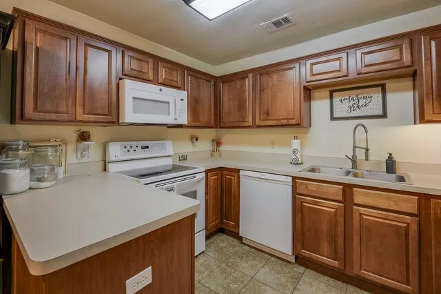 Single Family Residence For Sale in Ellis County , 1230 Misty Drive, Midlothian, Texas 76065, 3 Bedrooms, 2 Bathrooms, 2 Garage spaces, 1,548 Sqft, built in 2001, Price $299,000, mls#21321856, Real Estate Agent in Midlothian, Homes For Sale in Ellis county, Homes For Sale in Midlothian, Realtor in Midlothian Texas, Real Estate Brokerage Independent Realty Texas, Luminita Cordes Realtor