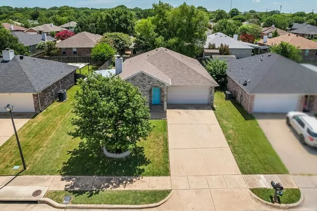 Single Family Residence For Sale in Ellis County , 1230 Misty Drive, Midlothian, Texas 76065, 3 Bedrooms, 2 Bathrooms, 2 Garage spaces, 1,548 Sqft, built in 2001, Price $299,000, mls#21321856, Real Estate Agent in Midlothian, Homes For Sale in Ellis county, Homes For Sale in Midlothian, Realtor in Midlothian Texas, Real Estate Brokerage Independent Realty Texas, Luminita Cordes Realtor