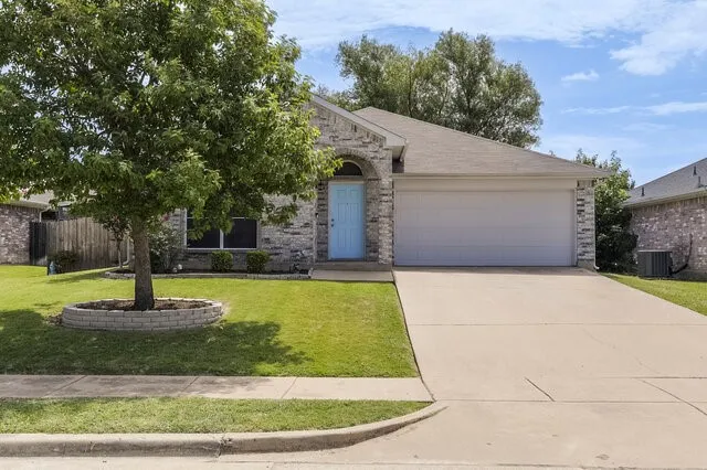 Single Family Residence For Sale in Ellis County , 1230 Misty Drive, Midlothian, Texas 76065, 3 Bedrooms, 2 Bathrooms, 2 Garage spaces, 1,548 Sqft, built in 2001, Price $299,000, mls#21321856, Real Estate Agent in Midlothian, Homes For Sale in Ellis county, Homes For Sale in Midlothian, Realtor in Midlothian Texas, Real Estate Brokerage Independent Realty Texas, Luminita Cordes Realtor