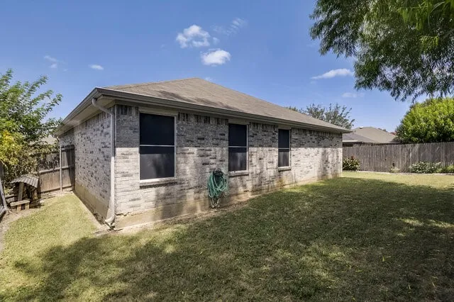 Single Family Residence For Sale in Ellis County , 1230 Misty Drive, Midlothian, Texas 76065, 3 Bedrooms, 2 Bathrooms, 2 Garage spaces, 1,548 Sqft, built in 2001, Price $299,000, mls#21321856, Real Estate Agent in Midlothian, Homes For Sale in Ellis county, Homes For Sale in Midlothian, Realtor in Midlothian Texas, Real Estate Brokerage Independent Realty Texas, Luminita Cordes Realtor