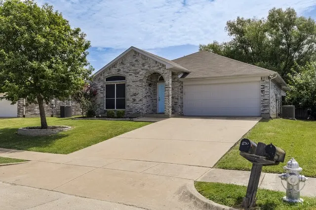 Single Family Residence For Sale in Ellis County , 1230 Misty Drive, Midlothian, Texas 76065, 3 Bedrooms, 2 Bathrooms, 2 Garage spaces, 1,548 Sqft, built in 2001, Price $299,000, mls#21321856, Real Estate Agent in Midlothian, Homes For Sale in Ellis county, Homes For Sale in Midlothian, Realtor in Midlothian Texas, Real Estate Brokerage Independent Realty Texas, Luminita Cordes Realtor