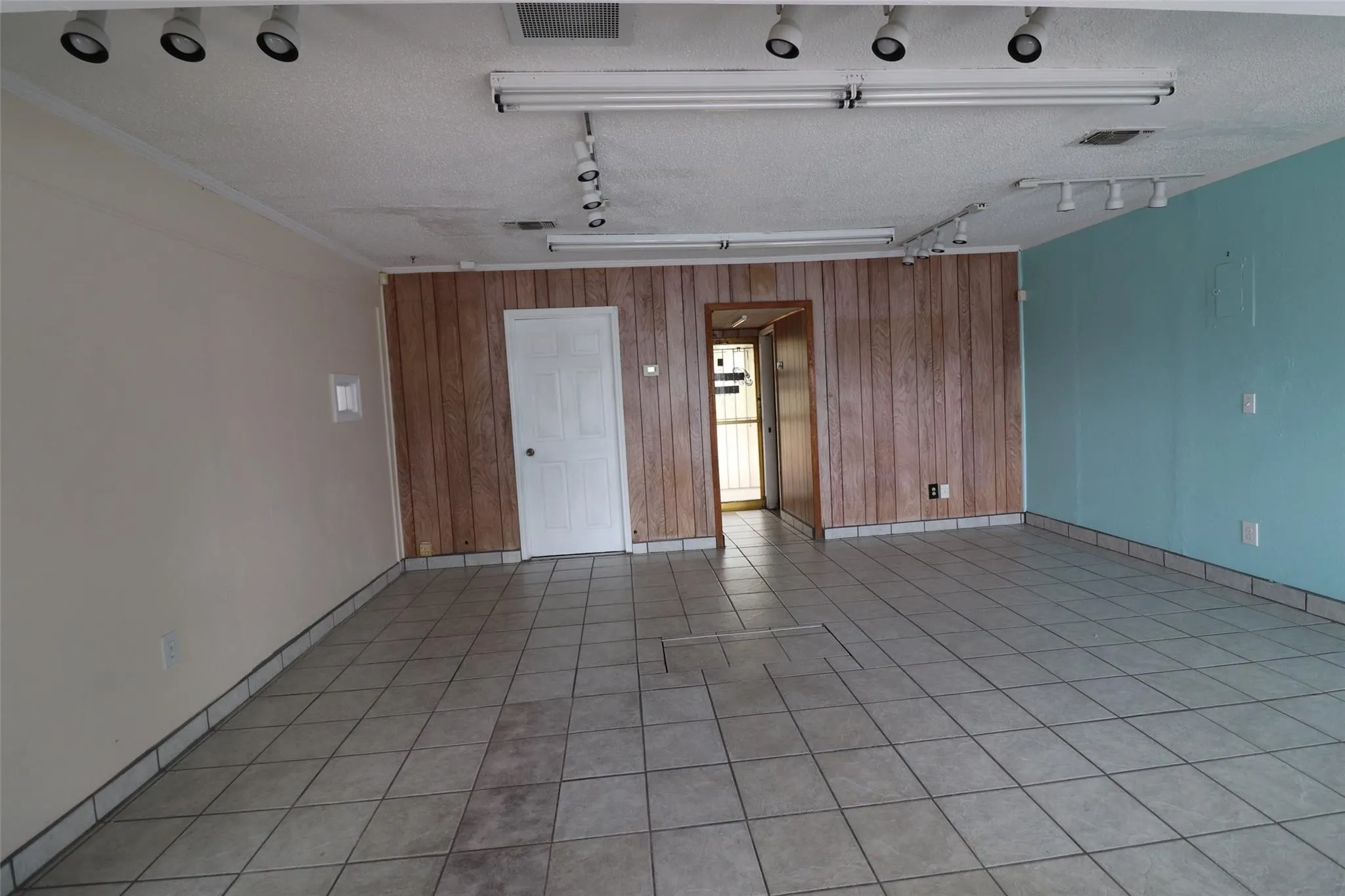 Retail For Rent in Dallas County , 8039 Ferguson Road, Dallas, Texas 75228, 0, 0, Garage spaces, 0 Sqft, built in 1955, mls#21322207, Real Estate Agent in Dallas, Homes For Rent in Dallas county, Homes For Rent in Dallas, Realtor in Dallas Texas, Real Estate Brokerage Independent Realty Texas, Luminita Cordes Realtor