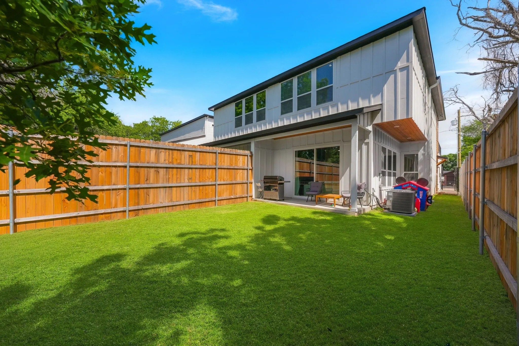 Single Family Residence For Sale in Dallas County , 1908 Duluth Street, Dallas, Texas 75212, 3 Bedroom, 3 Bathroom, 2 Garage spaces, 2,134 Sqft, built in 2025, mls#21321136, Real Estate Agent in Dallas, Homes For Sale in Dallas county, Homes For Sale in Dallas, Realtor in Dallas Texas, Real Estate Brokerage Independent Realty Texas, Luminita Cordes Realtor
