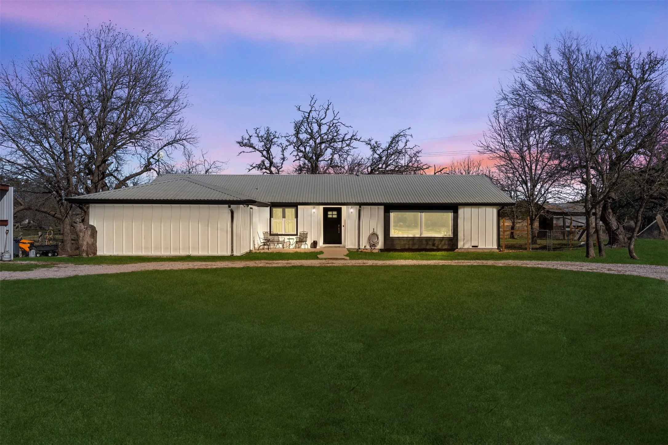 Single Family Residence For Sale in Lampasas County , 1272 County Road 2102, Lometa, Texas 76853, 4 Bedroom, 3 Bathroom, 2 Garage spaces, 2,995 Sqft, built in 1989, mls#21320159, Real Estate Agent in Lometa, Homes For Sale in Lampasas county, Homes For Sale in Lometa, Realtor in Lometa Texas, Real Estate Brokerage Independent Realty Texas, Luminita Cordes Realtor
