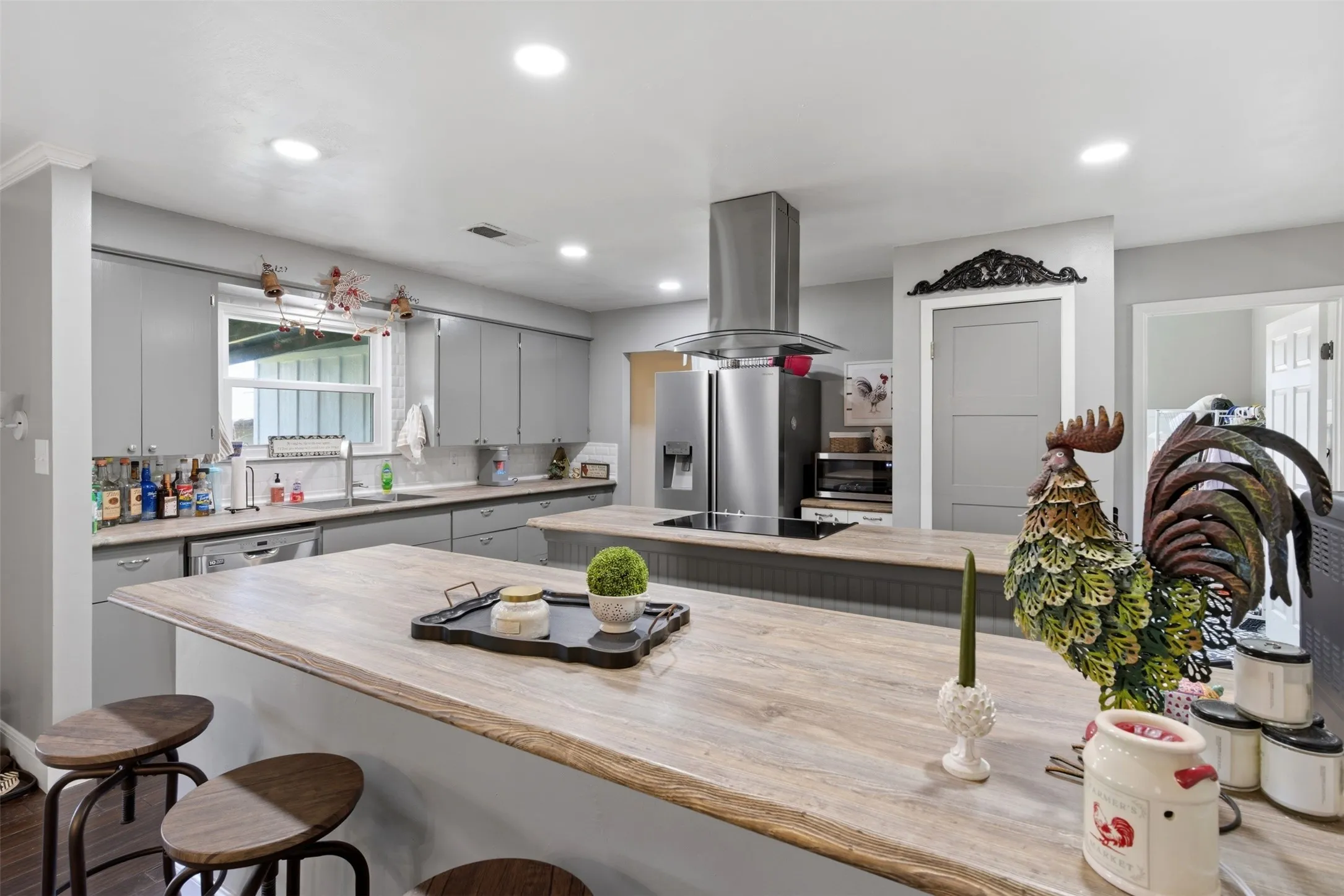 Single Family Residence For Sale in Lampasas County , 1272 County Road 2102, Lometa, Texas 76853, 4 Bedroom, 3 Bathroom, 2 Garage spaces, 2,995 Sqft, built in 1989, mls#21320159, Real Estate Agent in Lometa, Homes For Sale in Lampasas county, Homes For Sale in Lometa, Realtor in Lometa Texas, Real Estate Brokerage Independent Realty Texas, Luminita Cordes Realtor