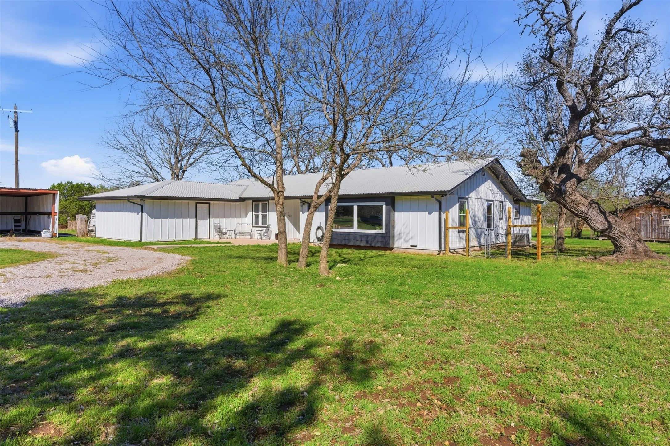 Single Family Residence For Sale in Lampasas County , 1272 County Road 2102, Lometa, Texas 76853, 4 Bedroom, 3 Bathroom, 2 Garage spaces, 2,995 Sqft, built in 1989, mls#21320159, Real Estate Agent in Lometa, Homes For Sale in Lampasas county, Homes For Sale in Lometa, Realtor in Lometa Texas, Real Estate Brokerage Independent Realty Texas, Luminita Cordes Realtor