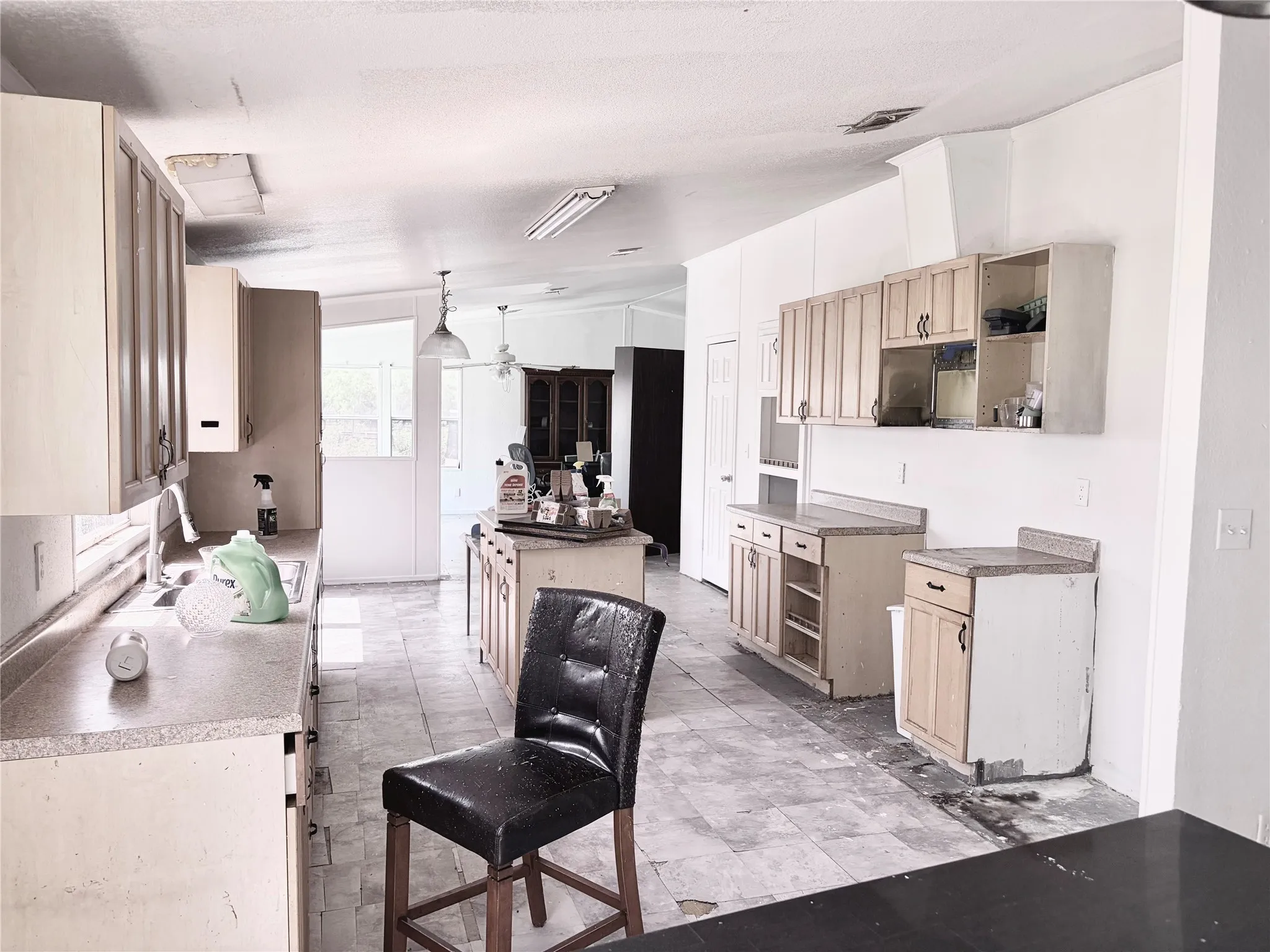 Manufactured Home For Sale in Ellis County , 2021 S Weatherford Road, Midlothian, Texas 76065, 5 Bedroom, 3 Bathroom, Garage spaces, 2,432 Sqft, built in 2001, mls#21317703, Real Estate Agent in Midlothian, Homes For Sale in Ellis county, Homes For Sale in Midlothian, Realtor in Midlothian Texas, Real Estate Brokerage Independent Realty Texas, Luminita Cordes Realtor