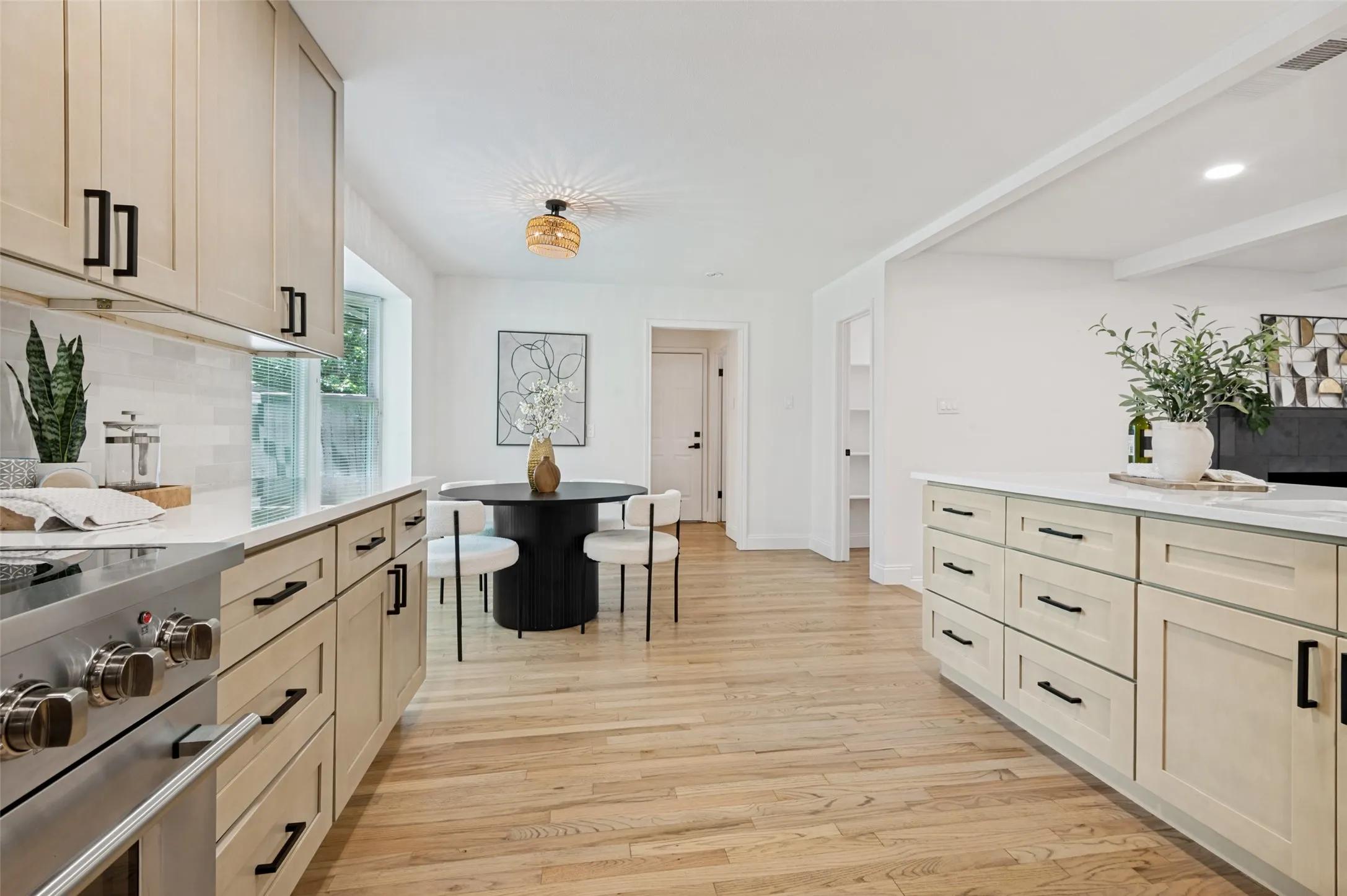 Single Family Residence For Sale in Dallas County , 10830 Ferndale Road, Dallas, Texas 75238, 4 Bedroom, 4 Bathroom, 2 Garage spaces, 3,066 Sqft, built in 1968, mls#21317343, Real Estate Agent in Dallas, Homes For Sale in Dallas county, Homes For Sale in Dallas, Realtor in Dallas Texas, Real Estate Brokerage Independent Realty Texas, Luminita Cordes Realtor