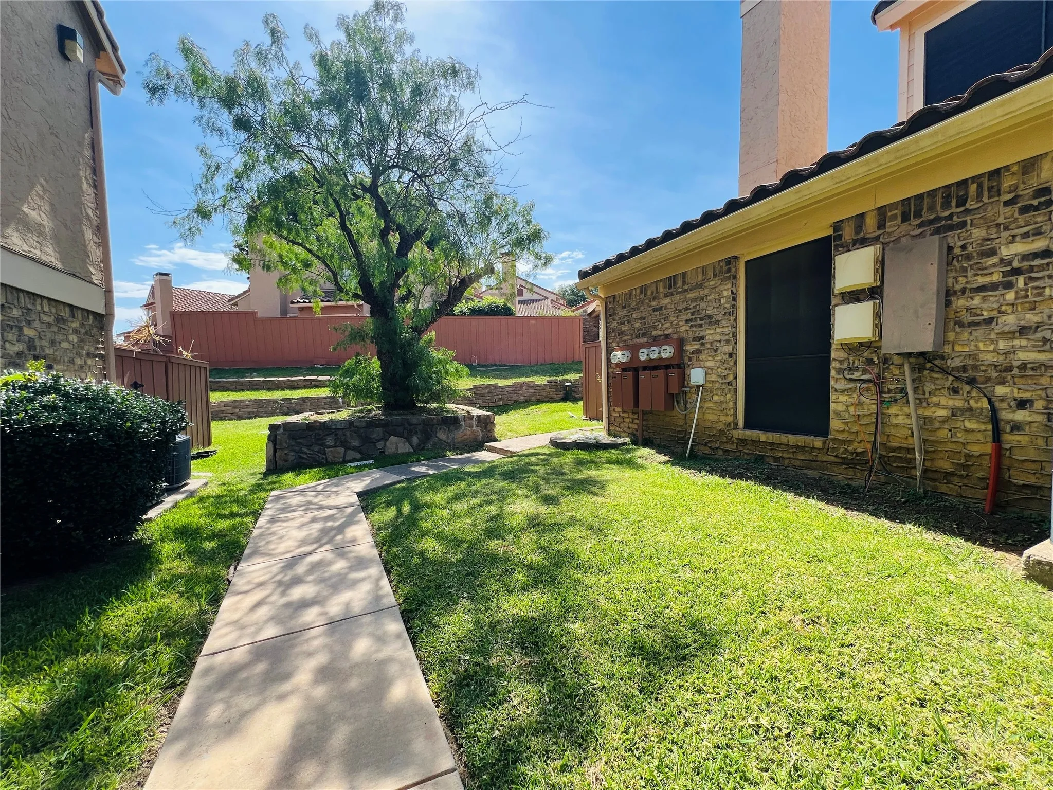 Condominium For Rent in Dallas County , 4220 Madera Road, Irving, Texas 75038, 3 Bedroom, 2 Bathroom, Garage spaces, 1,377 Sqft, built in 1981, mls#21322292, Real Estate Agent in Irving, Homes For Rent in Dallas county, Homes For Rent in Irving, Realtor in Irving Texas, Real Estate Brokerage Independent Realty Texas, Luminita Cordes Realtor