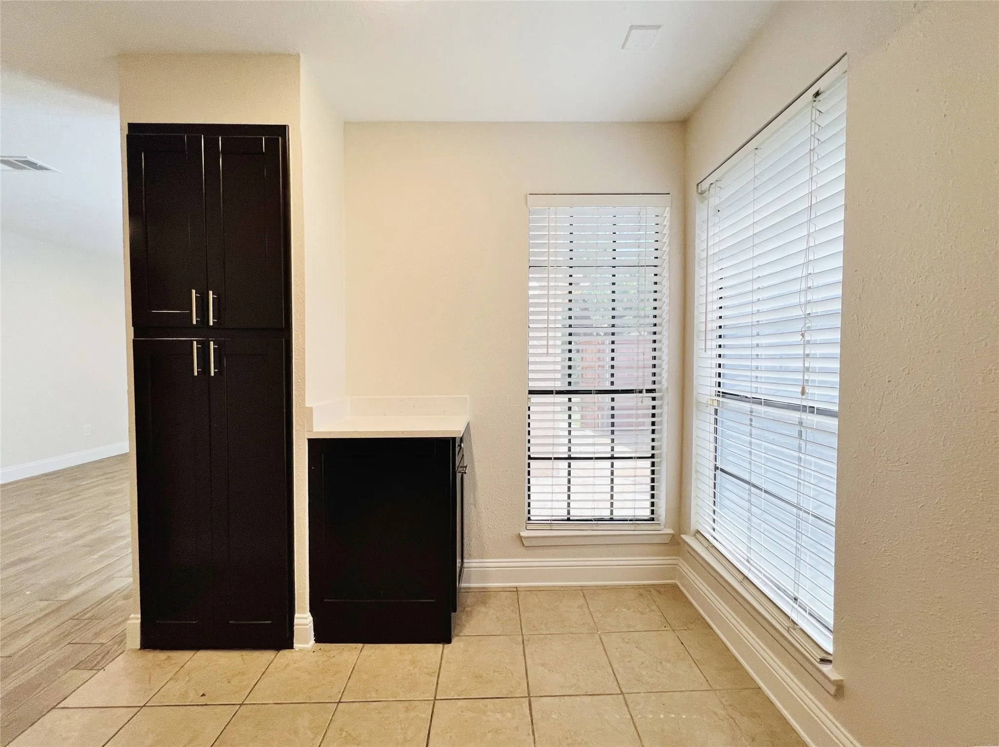 Condominium For Rent in Dallas County , 4220 Madera Road, Irving, Texas 75038, 3 Bedroom, 2 Bathroom, Garage spaces, 1,377 Sqft, built in 1981, mls#21322292, Real Estate Agent in Irving, Homes For Rent in Dallas county, Homes For Rent in Irving, Realtor in Irving Texas, Real Estate Brokerage Independent Realty Texas, Luminita Cordes Realtor
