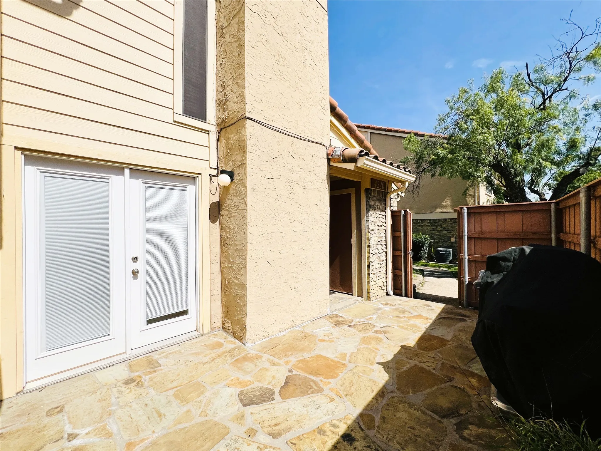Condominium For Rent in Dallas County , 4220 Madera Road, Irving, Texas 75038, 3 Bedroom, 2 Bathroom, Garage spaces, 1,377 Sqft, built in 1981, mls#21322292, Real Estate Agent in Irving, Homes For Rent in Dallas county, Homes For Rent in Irving, Realtor in Irving Texas, Real Estate Brokerage Independent Realty Texas, Luminita Cordes Realtor