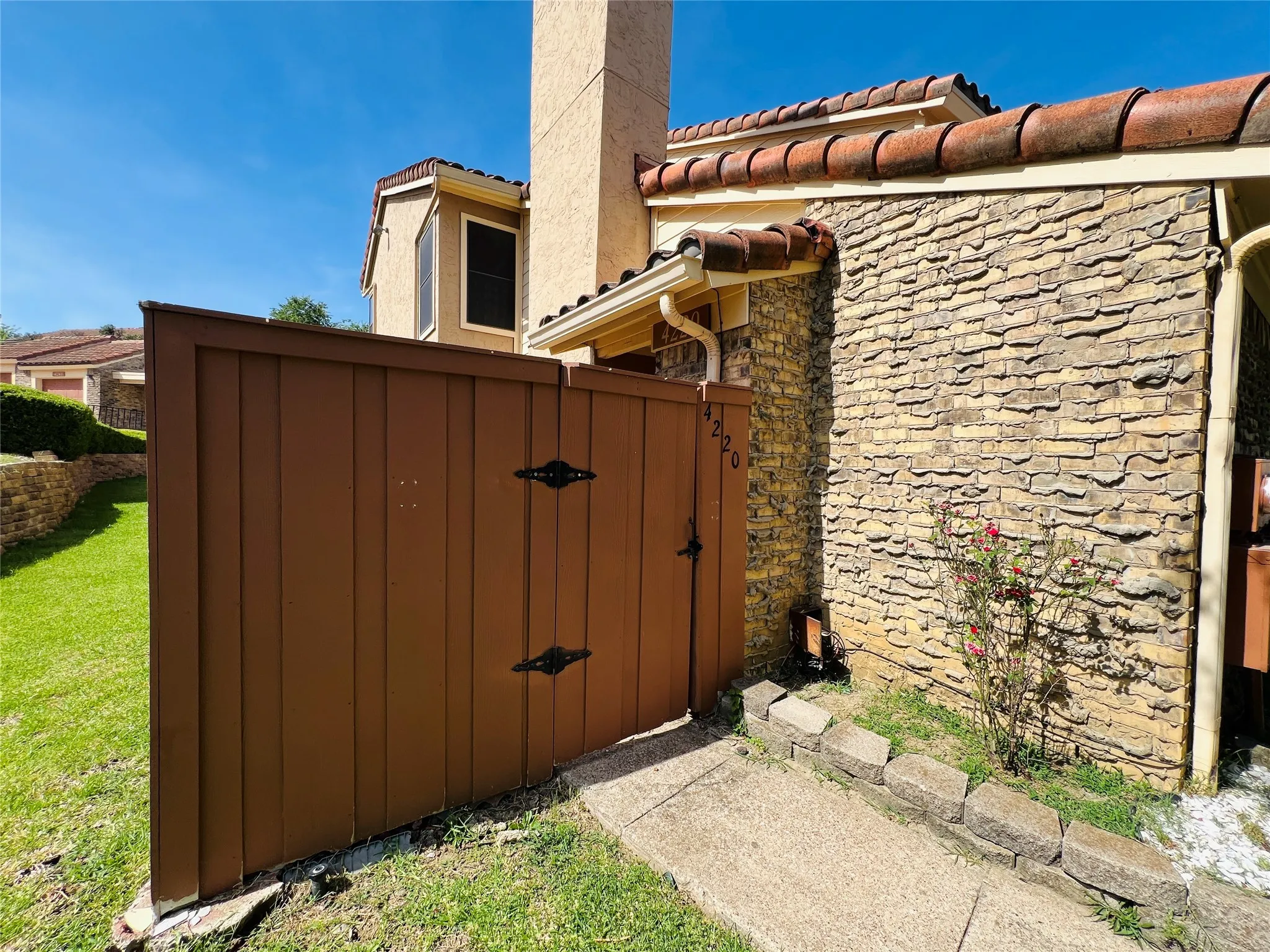 Condominium For Rent in Dallas County , 4220 Madera Road, Irving, Texas 75038, 3 Bedroom, 2 Bathroom, Garage spaces, 1,377 Sqft, built in 1981, mls#21322292, Real Estate Agent in Irving, Homes For Rent in Dallas county, Homes For Rent in Irving, Realtor in Irving Texas, Real Estate Brokerage Independent Realty Texas, Luminita Cordes Realtor