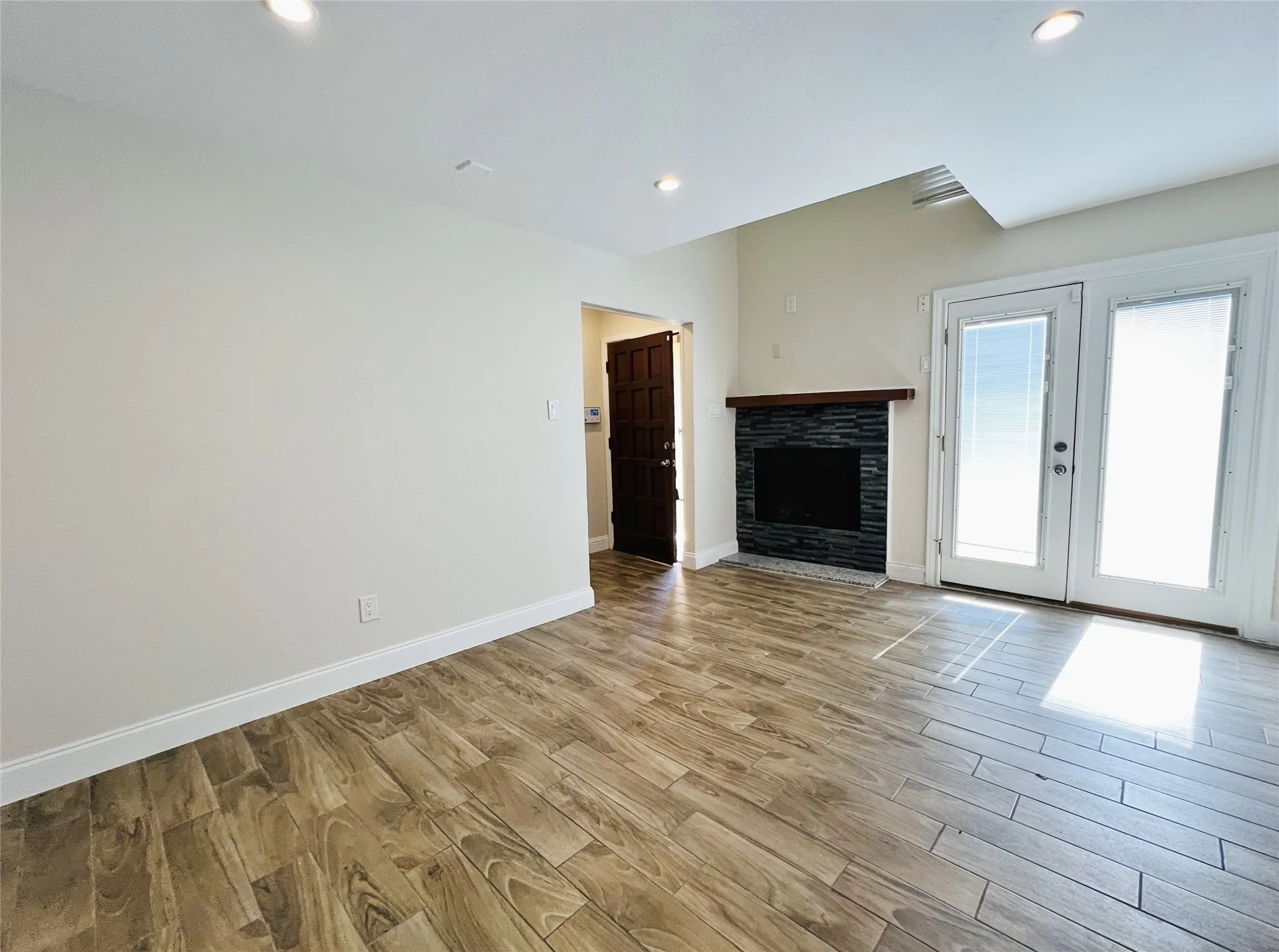 Condominium For Rent in Dallas County , 4220 Madera Road, Irving, Texas 75038, 3 Bedroom, 2 Bathroom, Garage spaces, 1,377 Sqft, built in 1981, mls#21322292, Real Estate Agent in Irving, Homes For Rent in Dallas county, Homes For Rent in Irving, Realtor in Irving Texas, Real Estate Brokerage Independent Realty Texas, Luminita Cordes Realtor