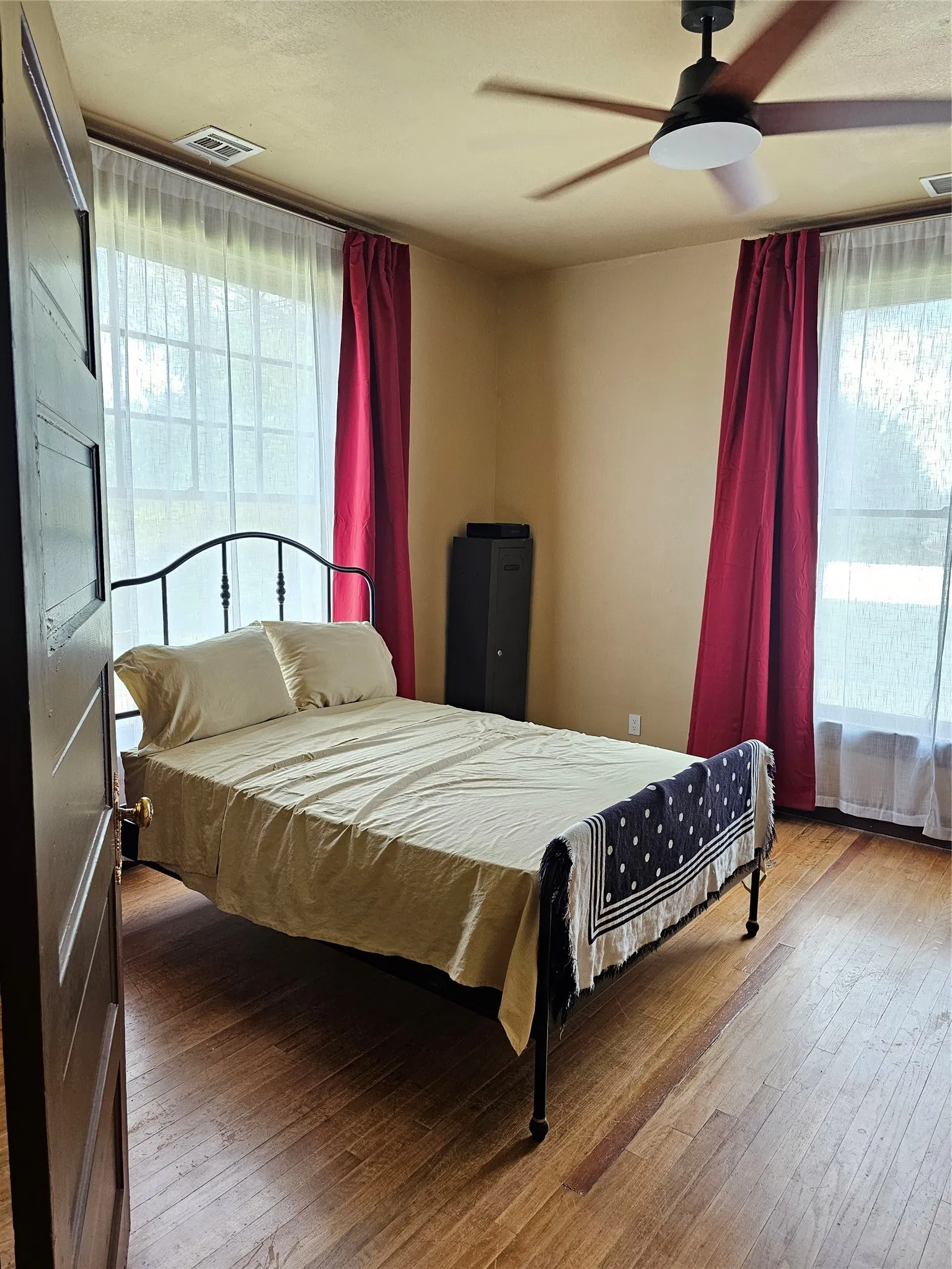 Single Family Residence For Sale in Limestone County , 200 S Canton Street, Mexia, Texas 76667, 3 Bedroom, 4 Bathroom, Garage spaces, 2,968 Sqft, built in 1908, Price $169,500, mls#21320265, Real Estate Agent in Mexia, Homes For Sale in Limestone county, Homes For Sale in Mexia, Realtor in Mexia Texas, Real Estate Brokerage Independent Realty Texas, Luminita Cordes Realtor