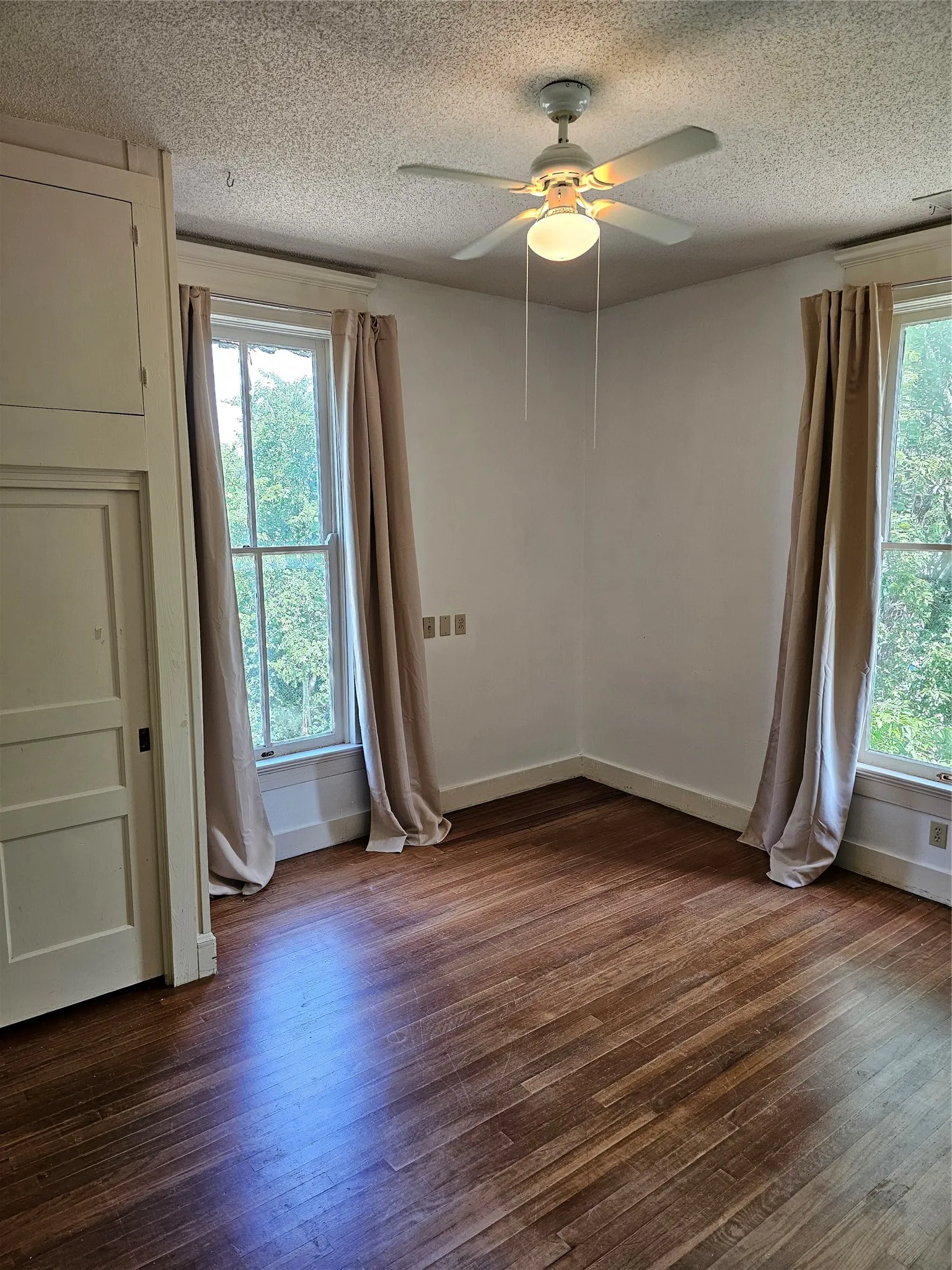Single Family Residence For Sale in Limestone County , 200 S Canton Street, Mexia, Texas 76667, 3 Bedroom, 4 Bathroom, Garage spaces, 2,968 Sqft, built in 1908, Price $169,500, mls#21320265, Real Estate Agent in Mexia, Homes For Sale in Limestone county, Homes For Sale in Mexia, Realtor in Mexia Texas, Real Estate Brokerage Independent Realty Texas, Luminita Cordes Realtor