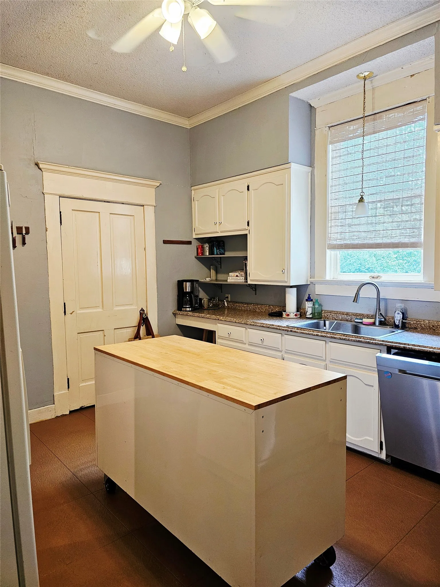 Single Family Residence For Sale in Limestone County , 200 S Canton Street, Mexia, Texas 76667, 3 Bedroom, 4 Bathroom, Garage spaces, 2,968 Sqft, built in 1908, Price $169,500, mls#21320265, Real Estate Agent in Mexia, Homes For Sale in Limestone county, Homes For Sale in Mexia, Realtor in Mexia Texas, Real Estate Brokerage Independent Realty Texas, Luminita Cordes Realtor