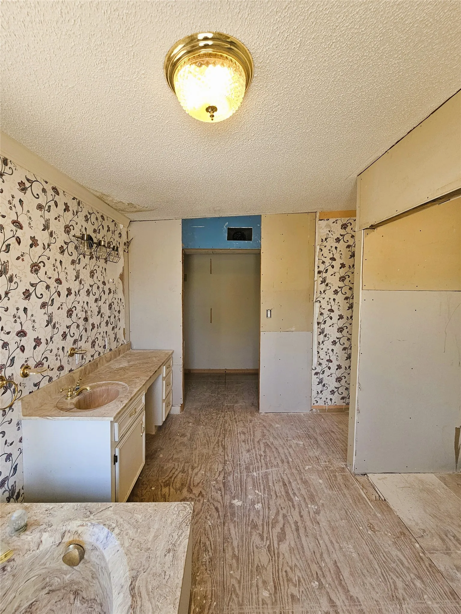 Single Family Residence For Sale in Limestone County , 200 S Canton Street, Mexia, Texas 76667, 3 Bedroom, 4 Bathroom, Garage spaces, 2,968 Sqft, built in 1908, Price $169,500, mls#21320265, Real Estate Agent in Mexia, Homes For Sale in Limestone county, Homes For Sale in Mexia, Realtor in Mexia Texas, Real Estate Brokerage Independent Realty Texas, Luminita Cordes Realtor