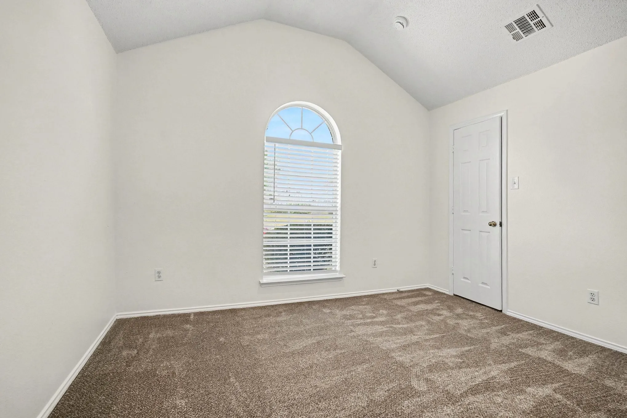 Single Family Residence For Sale in Dallas County , 2514 Decoy Drive, Mesquite, Texas 75181, 4 Bedroom, 2 Bathroom, 2 Garage spaces, 1,778 Sqft, built in 1998, mls#21312802, Real Estate Agent in Mesquite, Homes For Sale in Dallas county, Homes For Sale in Mesquite, Realtor in Mesquite Texas, Real Estate Brokerage Independent Realty Texas, Luminita Cordes Realtor