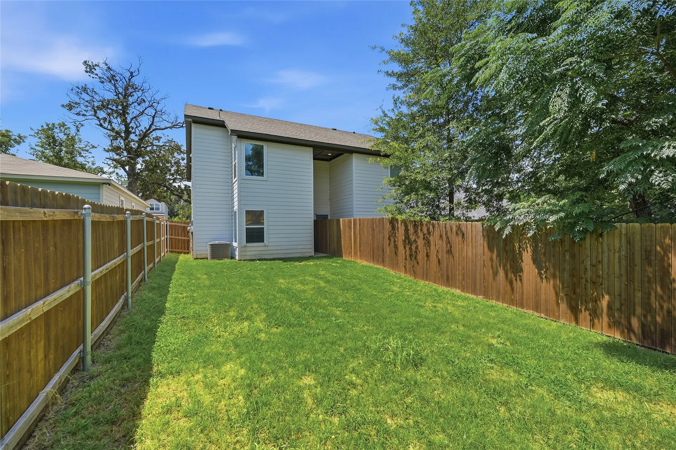 Duplex For Rent in Grayson County , 227 W Bond Street, Denison, Texas 75020, 3 Bedroom, 3 Bathroom, Garage spaces, 1,452 Sqft, built in 2022, mls#21322316, Real Estate Agent in Denison, Homes For Rent in Grayson county, Homes For Rent in Denison, Realtor in Denison Texas, Real Estate Brokerage Independent Realty Texas, Luminita Cordes Realtor