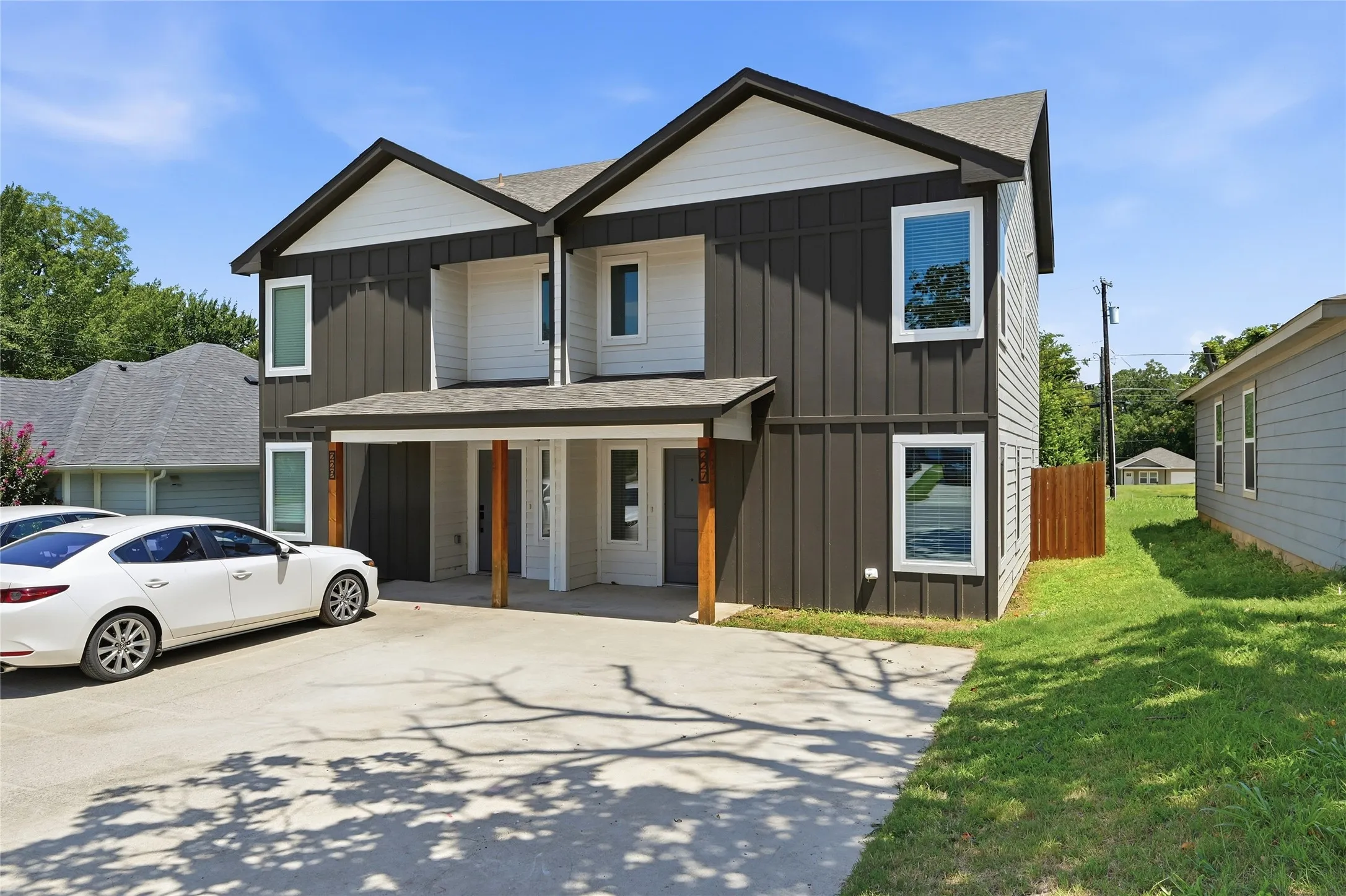 Duplex For Rent in Grayson County , 227 W Bond Street, Denison, Texas 75020, 3 Bedroom, 3 Bathroom, Garage spaces, 1,452 Sqft, built in 2022, mls#21322316, Real Estate Agent in Denison, Homes For Rent in Grayson county, Homes For Rent in Denison, Realtor in Denison Texas, Real Estate Brokerage Independent Realty Texas, Luminita Cordes Realtor