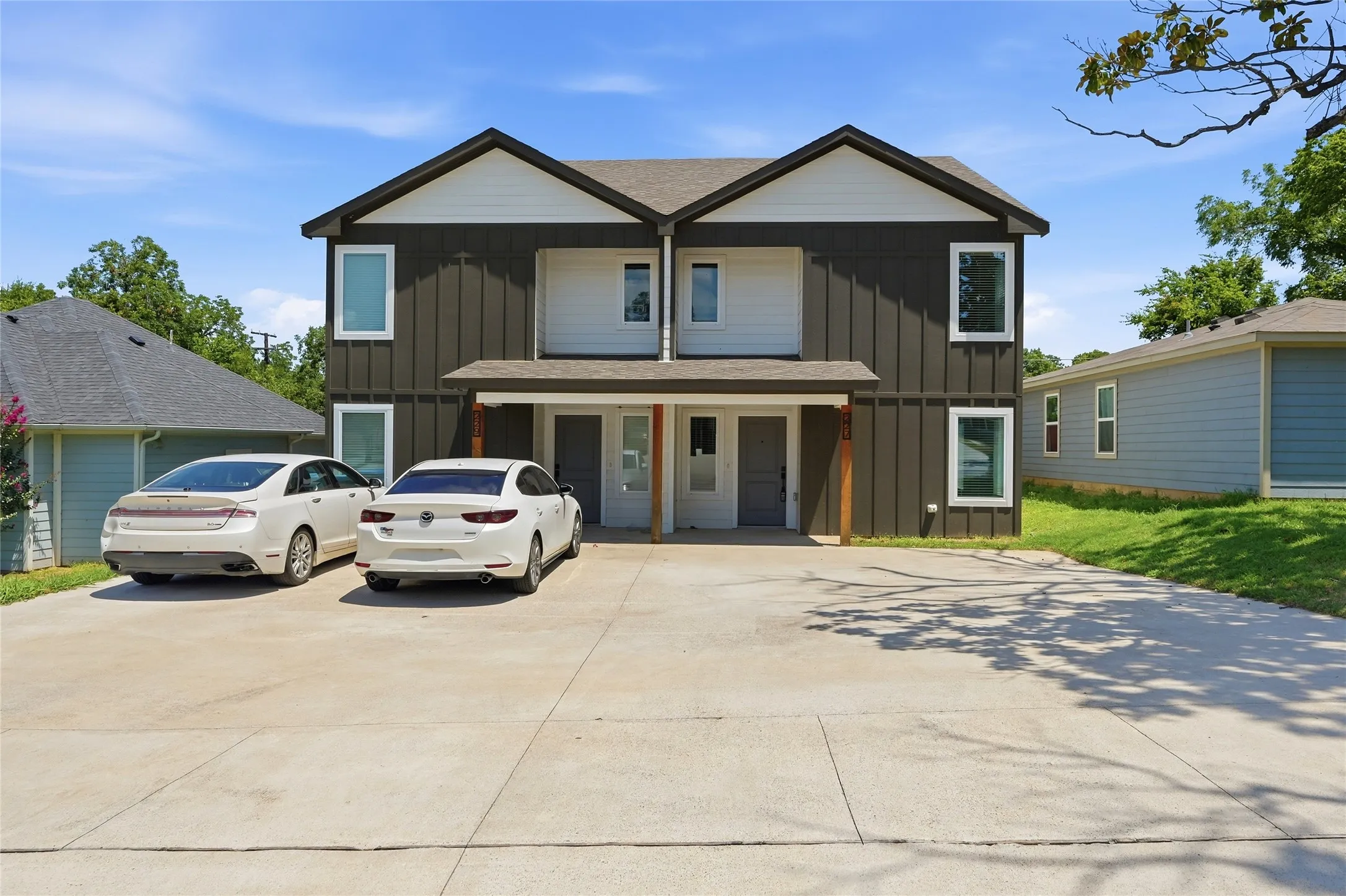 Duplex For Rent in Grayson County , 227 W Bond Street, Denison, Texas 75020, 3 Bedroom, 3 Bathroom, Garage spaces, 1,452 Sqft, built in 2022, mls#21322316, Real Estate Agent in Denison, Homes For Rent in Grayson county, Homes For Rent in Denison, Realtor in Denison Texas, Real Estate Brokerage Independent Realty Texas, Luminita Cordes Realtor