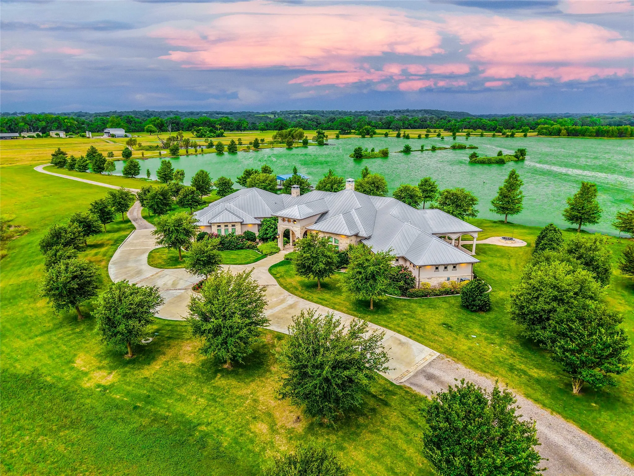 Single Family Residence For Sale in Bell County , 8591 Witter Lane, Temple, Texas 76502, 3 Bedroom, 5 Bathroom, 3 Garage spaces, 7,082 Sqft, built in 2020, mls#21322284, Real Estate Agent in Temple, Homes For Sale in Bell county, Homes For Sale in Temple, Realtor in Temple Texas, Real Estate Brokerage Independent Realty Texas, Luminita Cordes Realtor