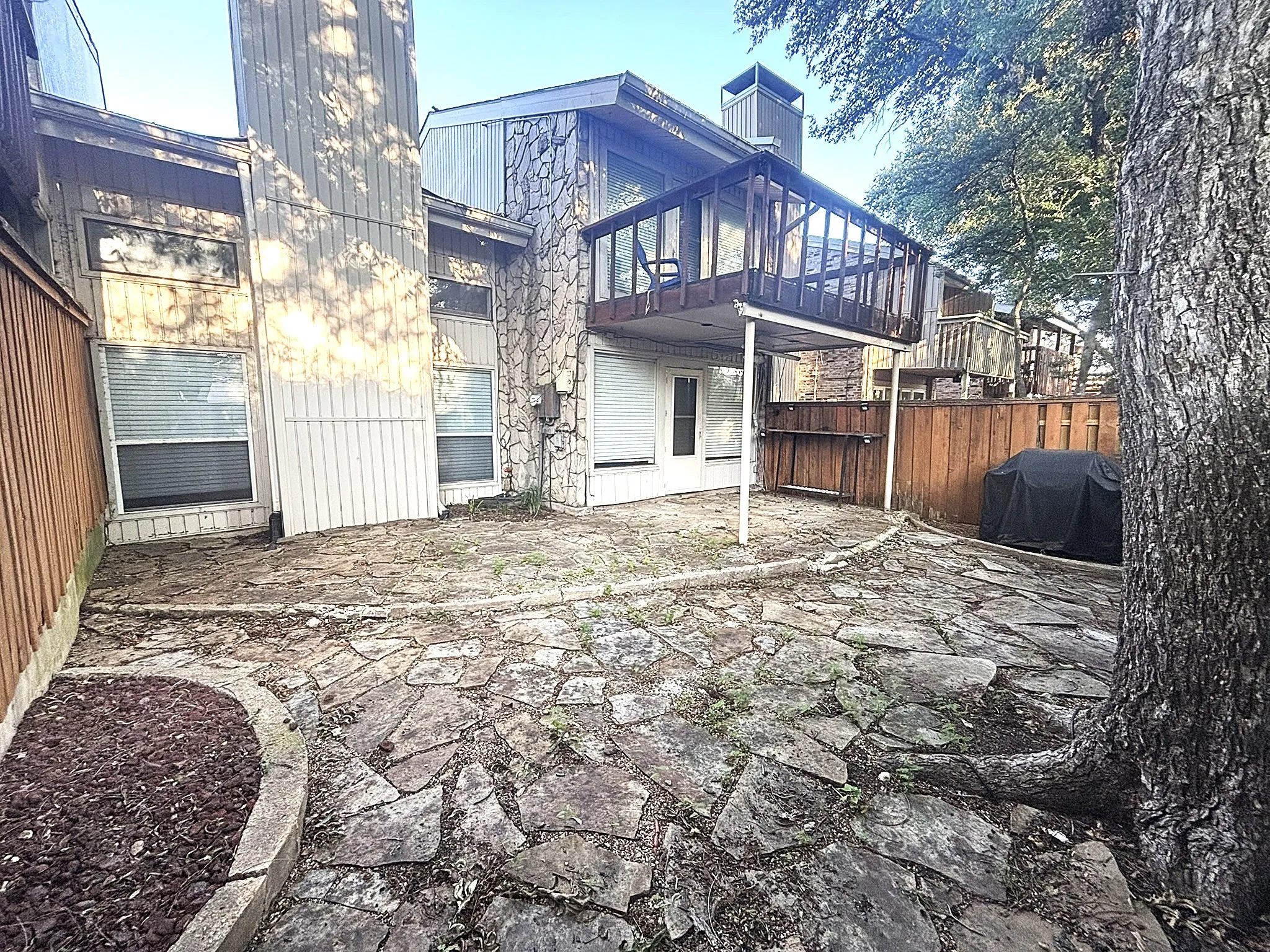 Townhouse For Sale in Dallas County , 2969 Country Place Circle, Carrollton, Texas 75006, 3 Bedroom, 3 Bathroom, 2 Garage spaces, 2,035 Sqft, built in 1972, mls#21318688, Real Estate Agent in Carrollton, Homes For Sale in Dallas county, Homes For Sale in Carrollton, Realtor in Carrollton Texas, Real Estate Brokerage Independent Realty Texas, Luminita Cordes Realtor