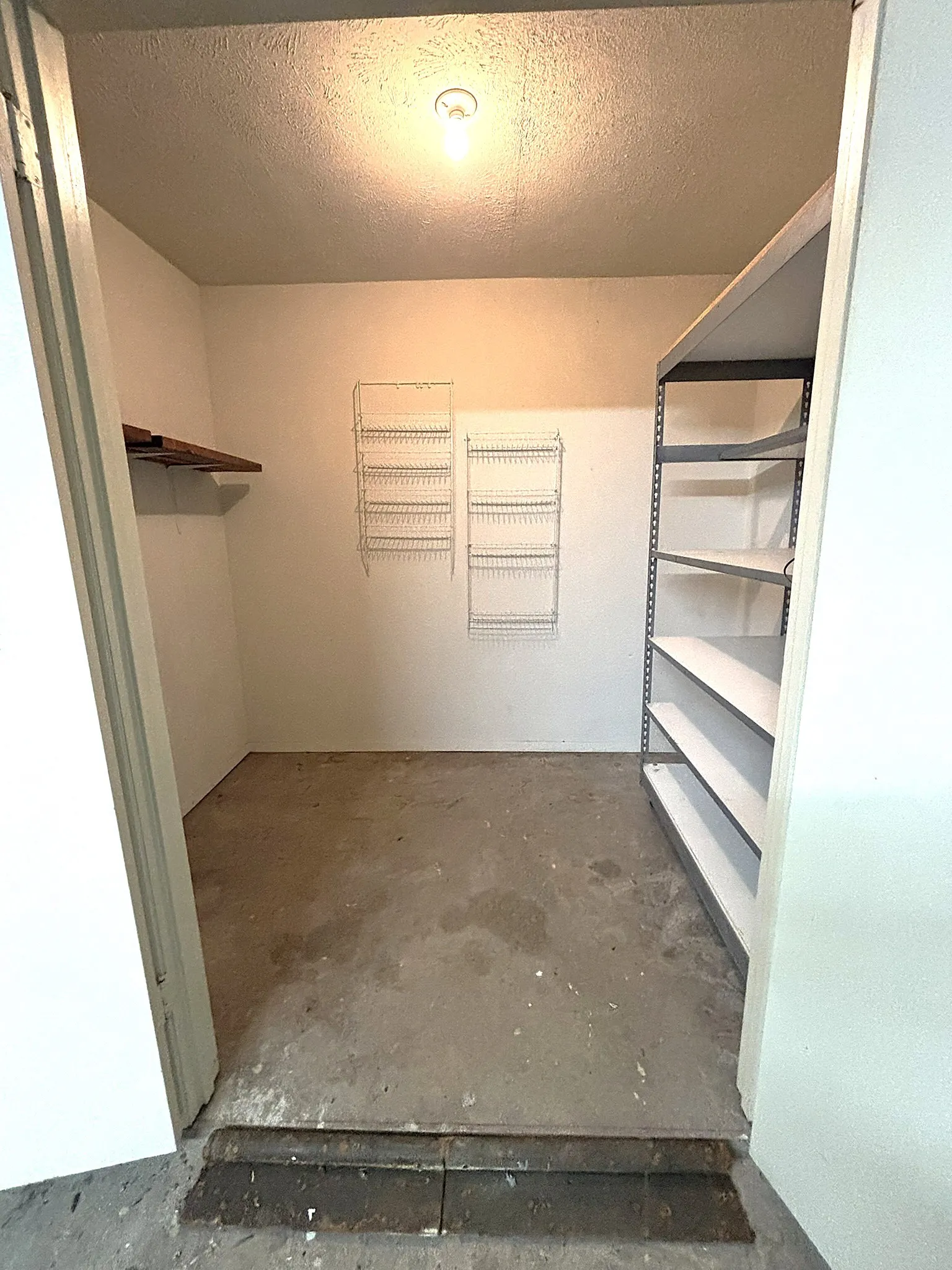 Townhouse For Sale in Dallas County , 2969 Country Place Circle, Carrollton, Texas 75006, 3 Bedroom, 3 Bathroom, 2 Garage spaces, 2,035 Sqft, built in 1972, mls#21318688, Real Estate Agent in Carrollton, Homes For Sale in Dallas county, Homes For Sale in Carrollton, Realtor in Carrollton Texas, Real Estate Brokerage Independent Realty Texas, Luminita Cordes Realtor