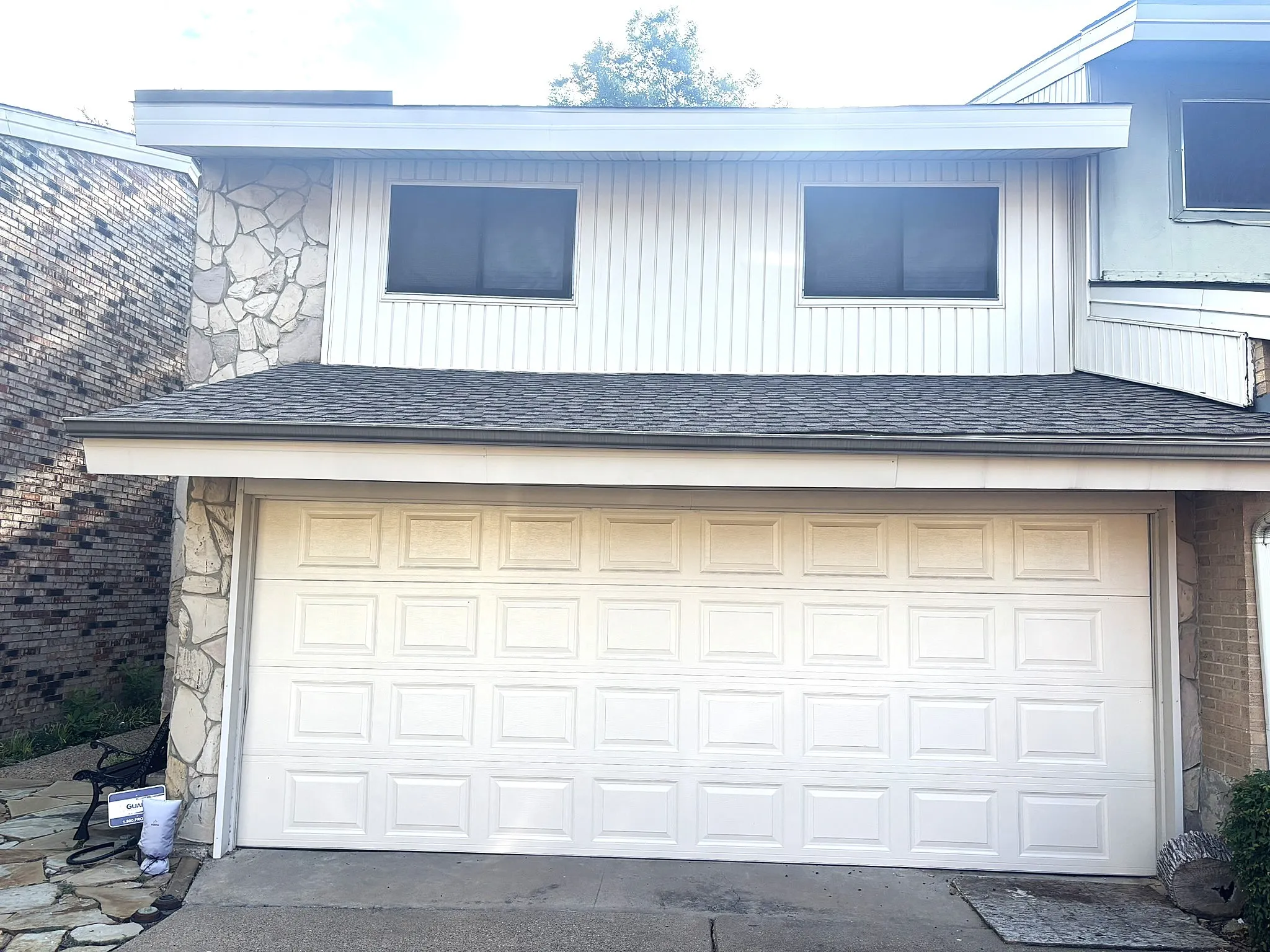 Townhouse For Sale in Dallas County , 2969 Country Place Circle, Carrollton, Texas 75006, 3 Bedroom, 3 Bathroom, 2 Garage spaces, 2,035 Sqft, built in 1972, mls#21318688, Real Estate Agent in Carrollton, Homes For Sale in Dallas county, Homes For Sale in Carrollton, Realtor in Carrollton Texas, Real Estate Brokerage Independent Realty Texas, Luminita Cordes Realtor