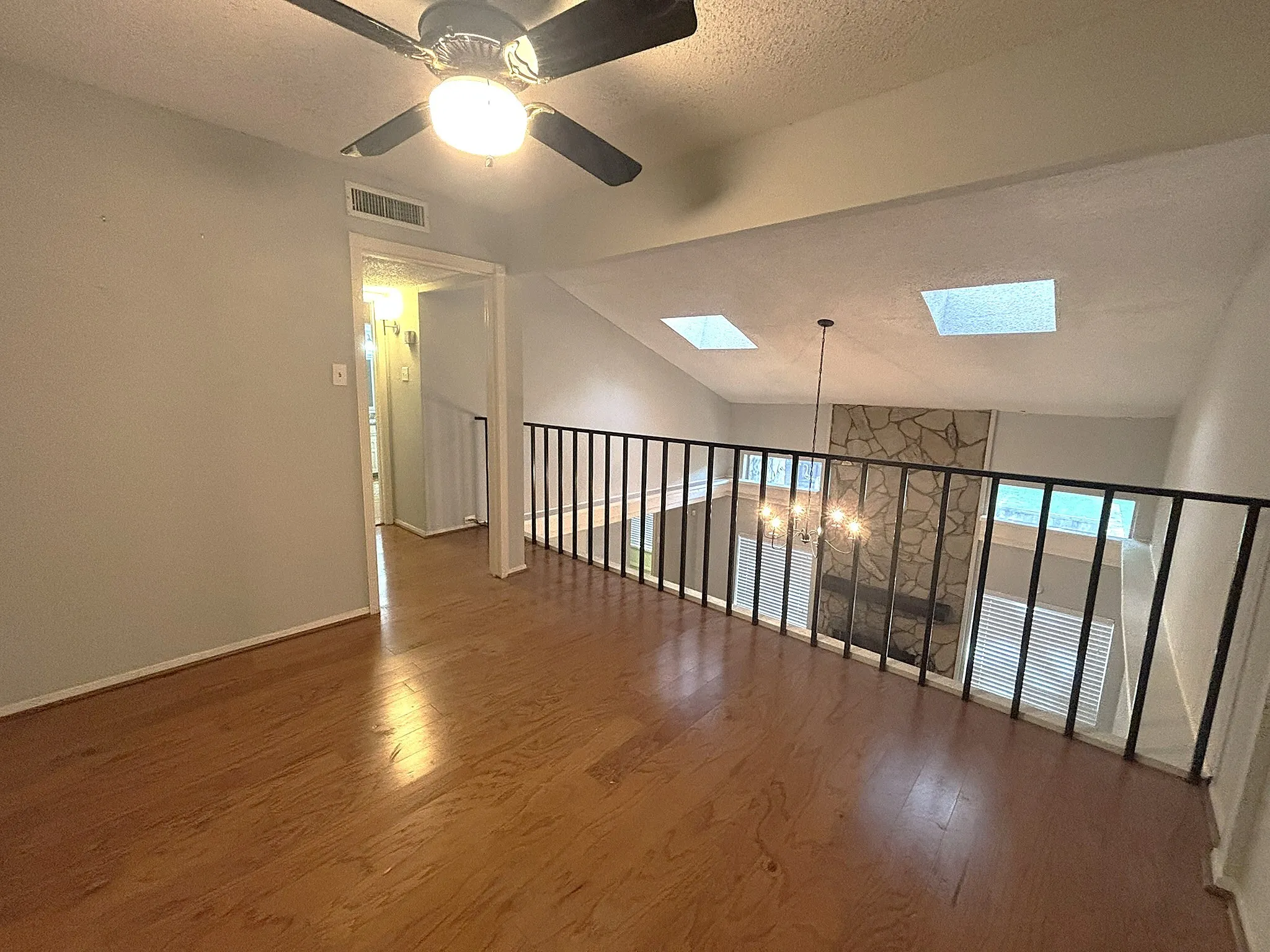 Townhouse For Sale in Dallas County , 2969 Country Place Circle, Carrollton, Texas 75006, 3 Bedroom, 3 Bathroom, 2 Garage spaces, 2,035 Sqft, built in 1972, mls#21318688, Real Estate Agent in Carrollton, Homes For Sale in Dallas county, Homes For Sale in Carrollton, Realtor in Carrollton Texas, Real Estate Brokerage Independent Realty Texas, Luminita Cordes Realtor