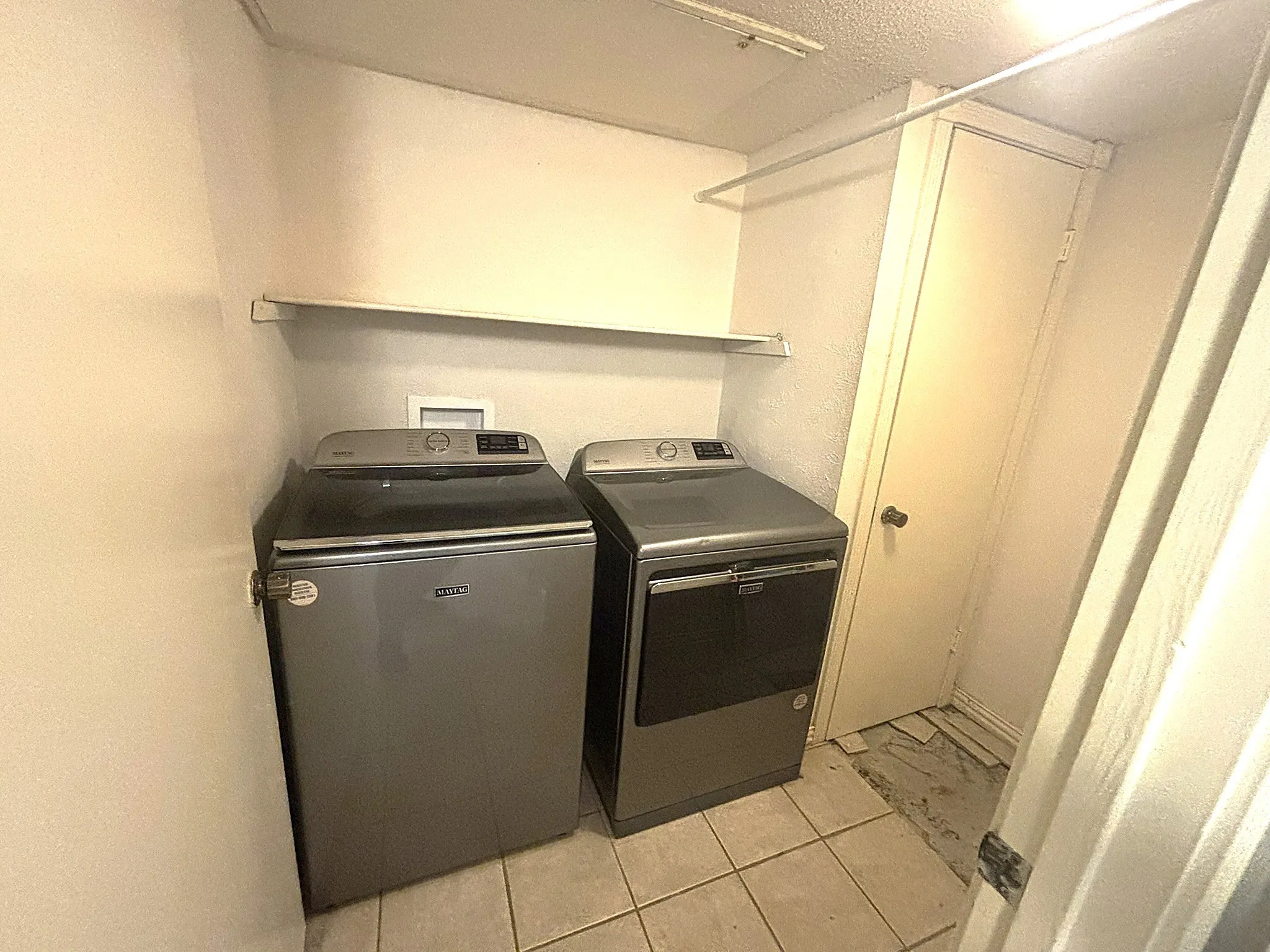 Townhouse For Sale in Dallas County , 2969 Country Place Circle, Carrollton, Texas 75006, 3 Bedroom, 3 Bathroom, 2 Garage spaces, 2,035 Sqft, built in 1972, mls#21318688, Real Estate Agent in Carrollton, Homes For Sale in Dallas county, Homes For Sale in Carrollton, Realtor in Carrollton Texas, Real Estate Brokerage Independent Realty Texas, Luminita Cordes Realtor