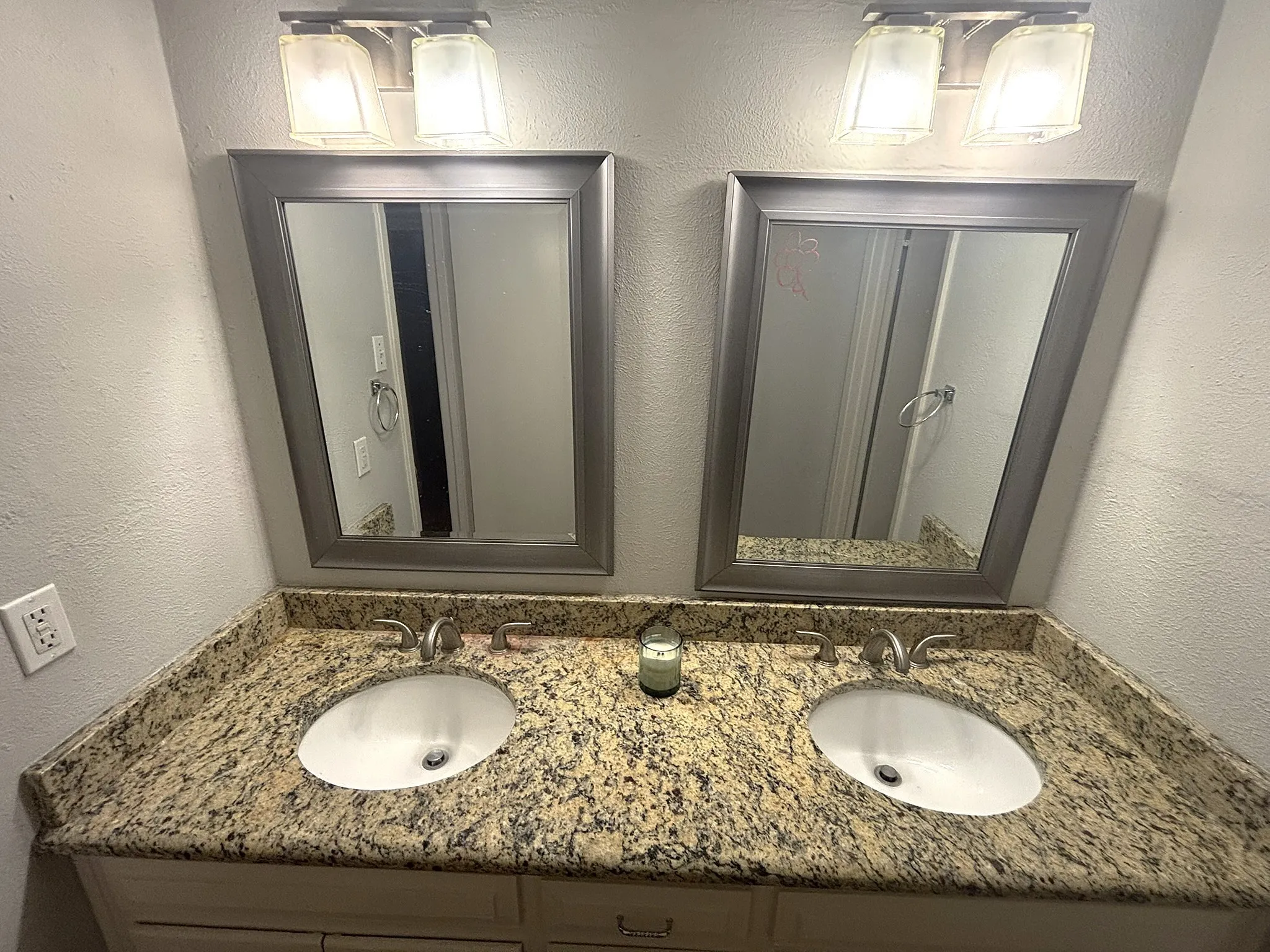 Townhouse For Sale in Dallas County , 2969 Country Place Circle, Carrollton, Texas 75006, 3 Bedroom, 3 Bathroom, 2 Garage spaces, 2,035 Sqft, built in 1972, mls#21318688, Real Estate Agent in Carrollton, Homes For Sale in Dallas county, Homes For Sale in Carrollton, Realtor in Carrollton Texas, Real Estate Brokerage Independent Realty Texas, Luminita Cordes Realtor