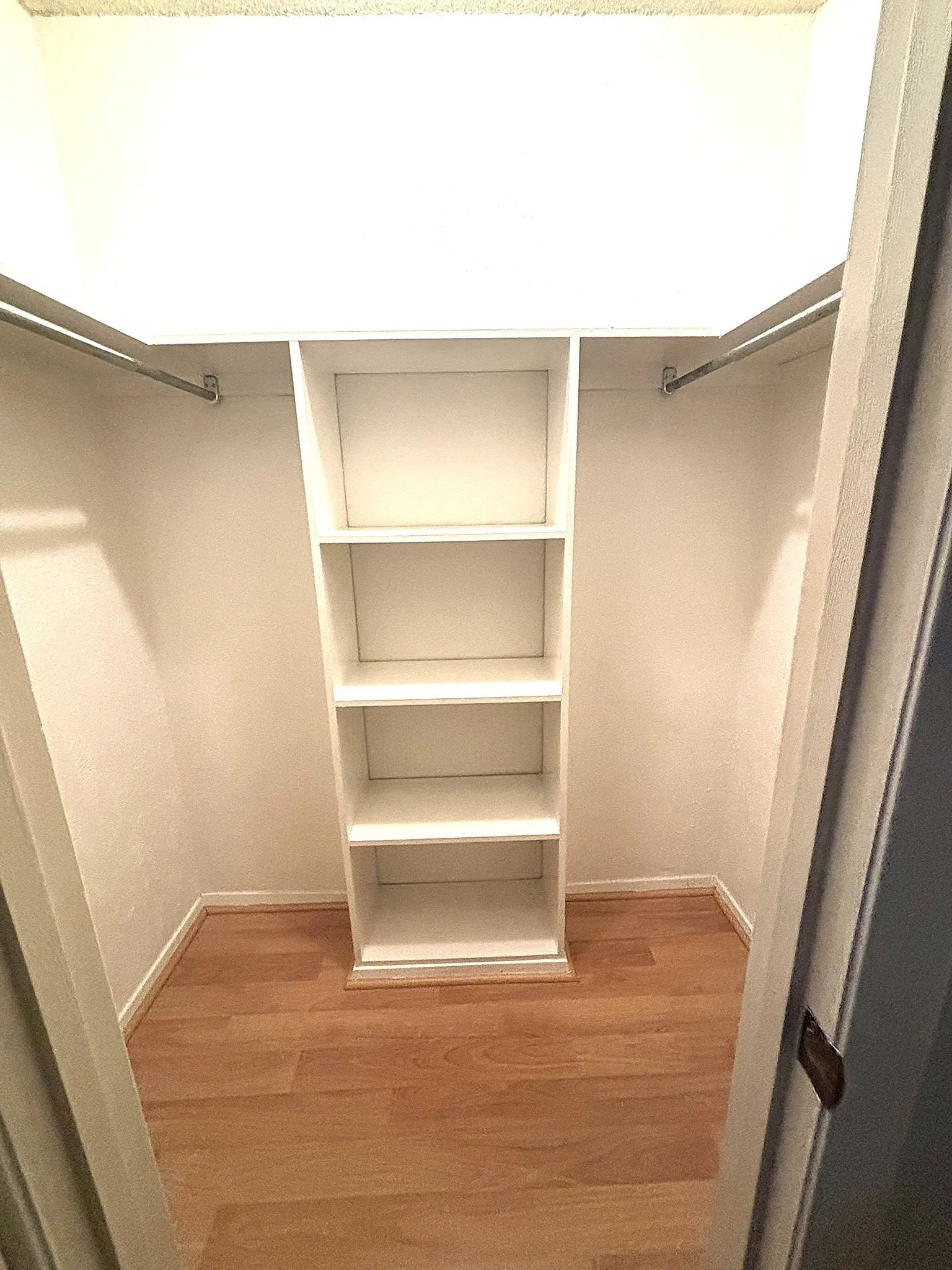 Townhouse For Sale in Dallas County , 2969 Country Place Circle, Carrollton, Texas 75006, 3 Bedroom, 3 Bathroom, 2 Garage spaces, 2,035 Sqft, built in 1972, mls#21318688, Real Estate Agent in Carrollton, Homes For Sale in Dallas county, Homes For Sale in Carrollton, Realtor in Carrollton Texas, Real Estate Brokerage Independent Realty Texas, Luminita Cordes Realtor
