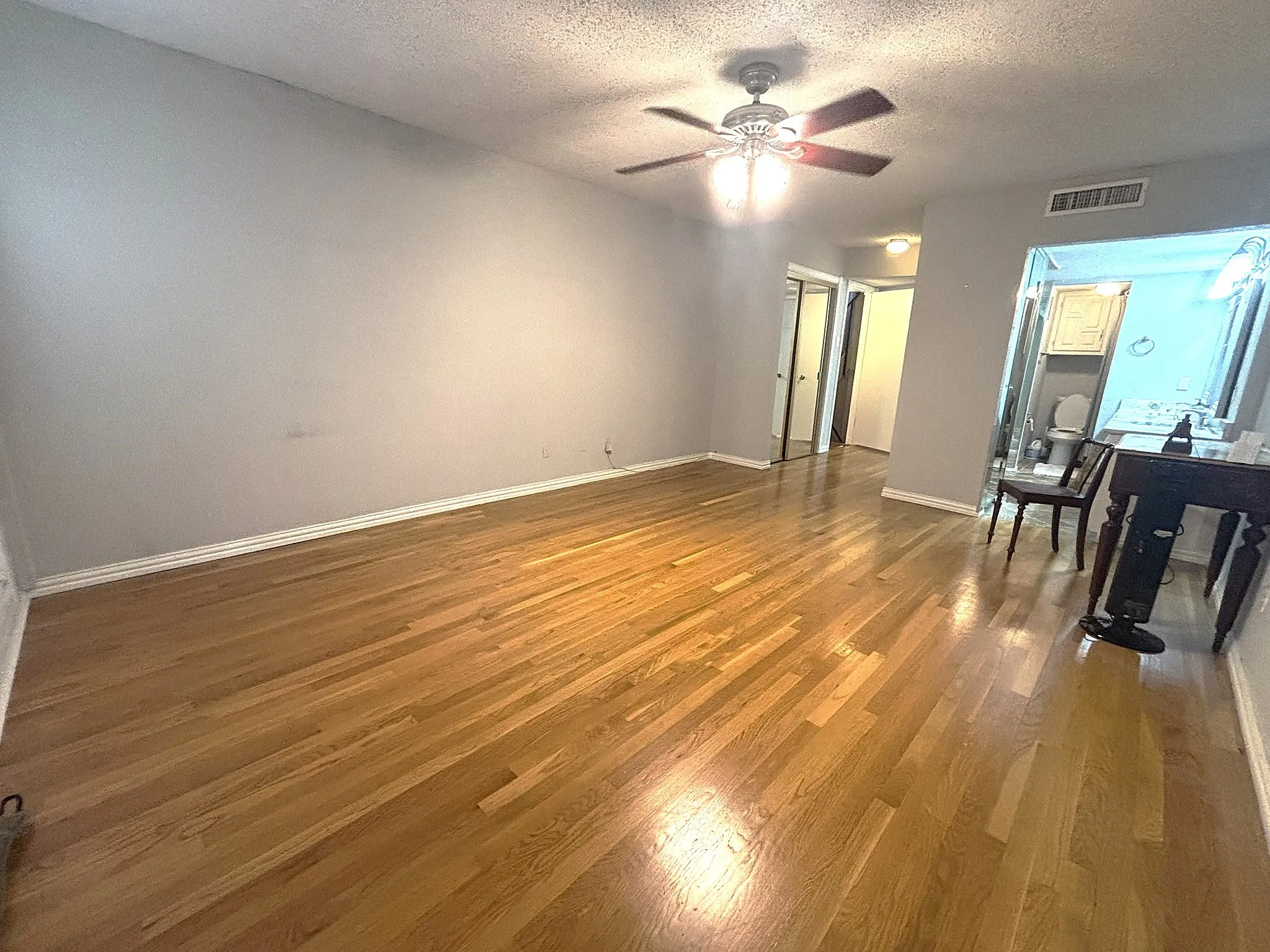 Townhouse For Sale in Dallas County , 2969 Country Place Circle, Carrollton, Texas 75006, 3 Bedroom, 3 Bathroom, 2 Garage spaces, 2,035 Sqft, built in 1972, mls#21318688, Real Estate Agent in Carrollton, Homes For Sale in Dallas county, Homes For Sale in Carrollton, Realtor in Carrollton Texas, Real Estate Brokerage Independent Realty Texas, Luminita Cordes Realtor
