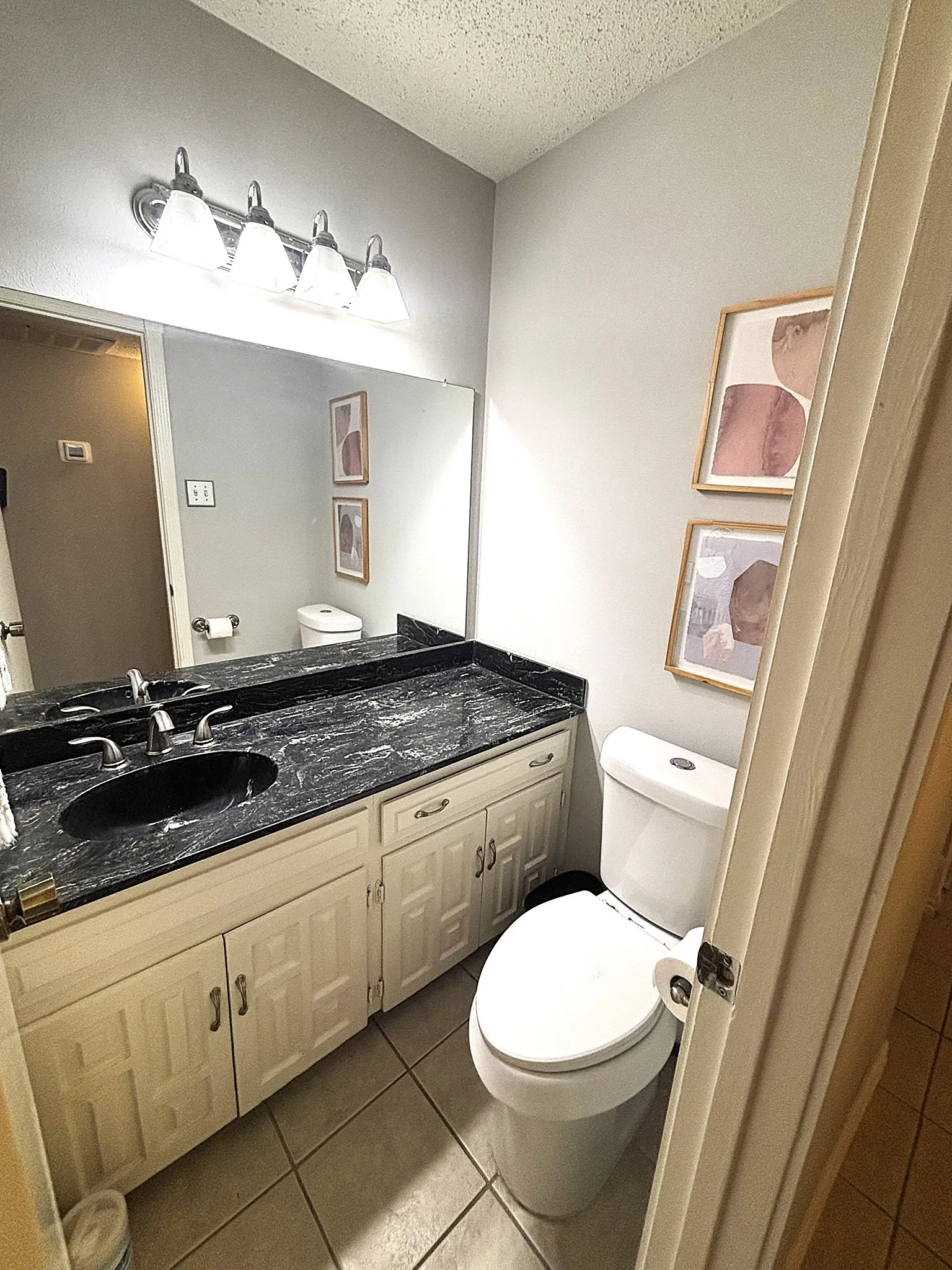 Townhouse For Sale in Dallas County , 2969 Country Place Circle, Carrollton, Texas 75006, 3 Bedroom, 3 Bathroom, 2 Garage spaces, 2,035 Sqft, built in 1972, mls#21318688, Real Estate Agent in Carrollton, Homes For Sale in Dallas county, Homes For Sale in Carrollton, Realtor in Carrollton Texas, Real Estate Brokerage Independent Realty Texas, Luminita Cordes Realtor
