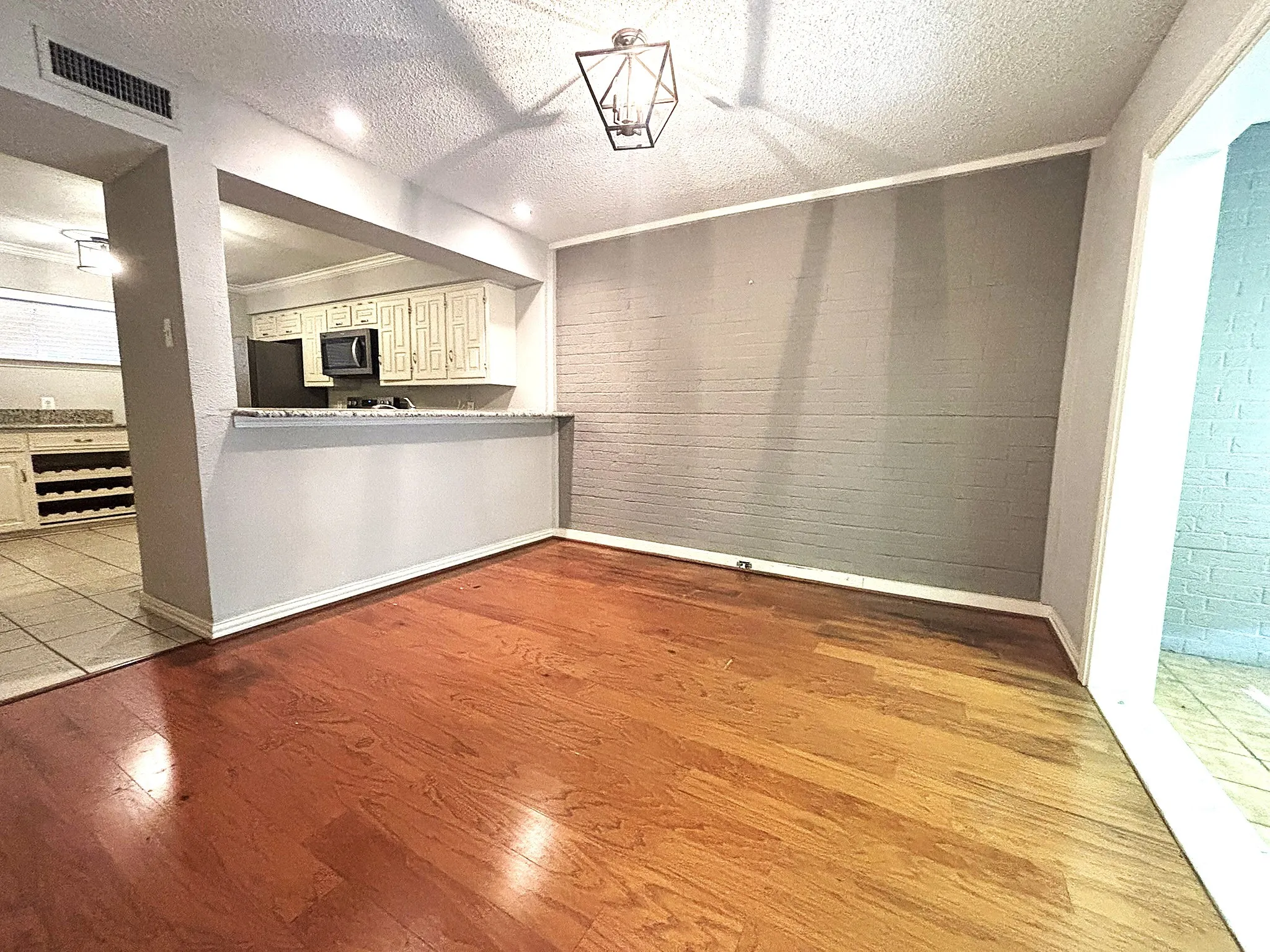 Townhouse For Sale in Dallas County , 2969 Country Place Circle, Carrollton, Texas 75006, 3 Bedroom, 3 Bathroom, 2 Garage spaces, 2,035 Sqft, built in 1972, mls#21318688, Real Estate Agent in Carrollton, Homes For Sale in Dallas county, Homes For Sale in Carrollton, Realtor in Carrollton Texas, Real Estate Brokerage Independent Realty Texas, Luminita Cordes Realtor