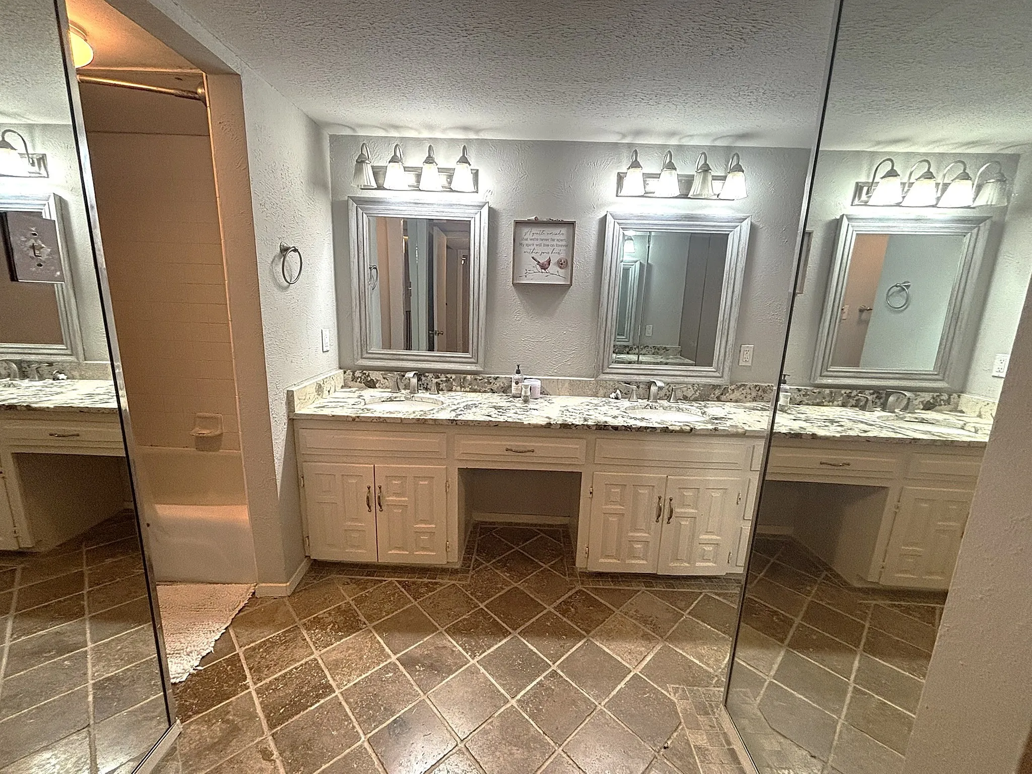 Townhouse For Sale in Dallas County , 2969 Country Place Circle, Carrollton, Texas 75006, 3 Bedroom, 3 Bathroom, 2 Garage spaces, 2,035 Sqft, built in 1972, mls#21318688, Real Estate Agent in Carrollton, Homes For Sale in Dallas county, Homes For Sale in Carrollton, Realtor in Carrollton Texas, Real Estate Brokerage Independent Realty Texas, Luminita Cordes Realtor